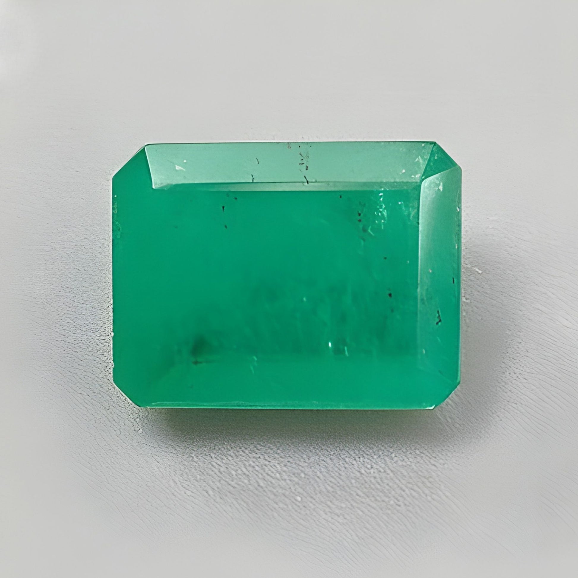 حجر كوارتز أخضر مجمع على شكل وسادة مقطوع بأوجه