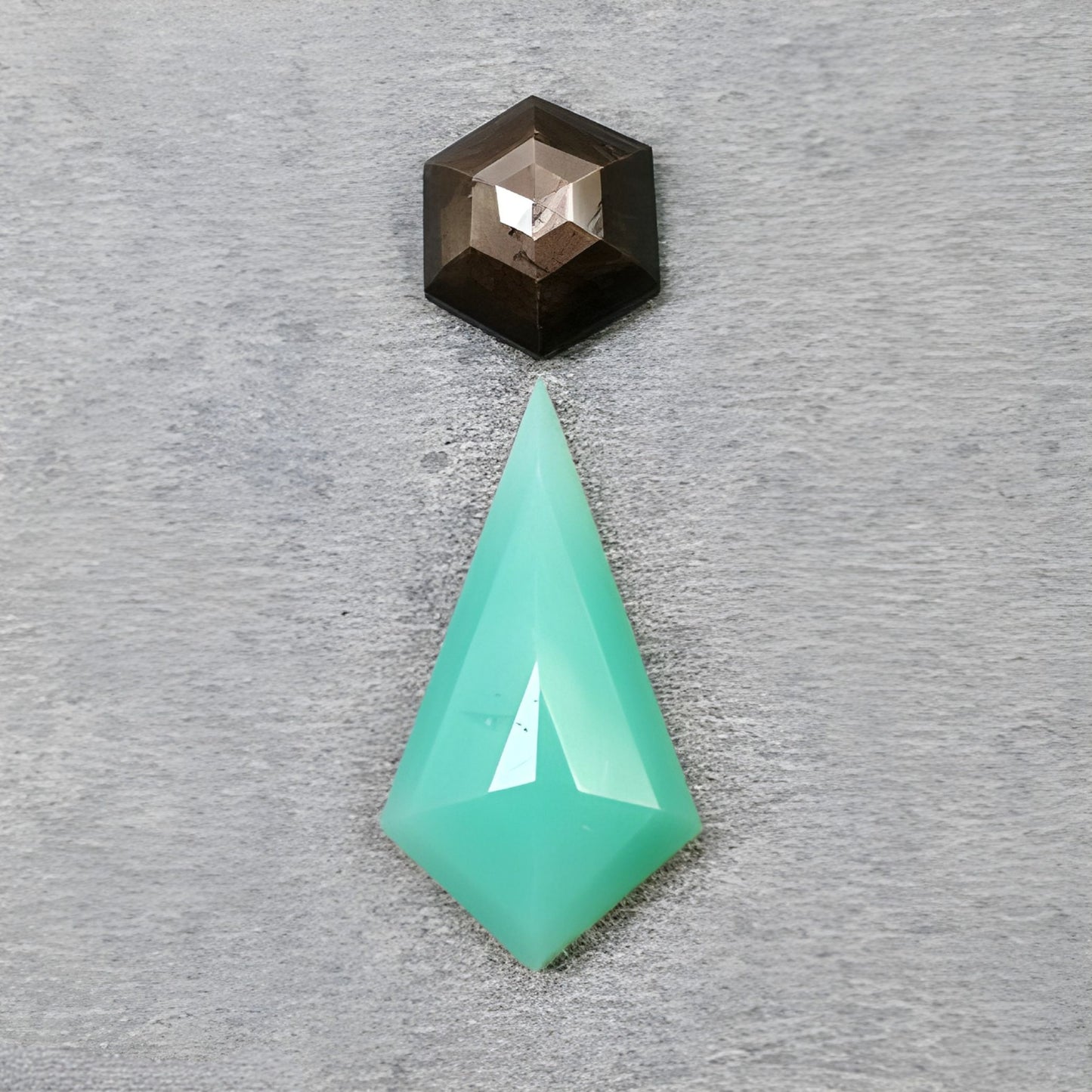 Crisoprasa y zafiro naturales sin tratar