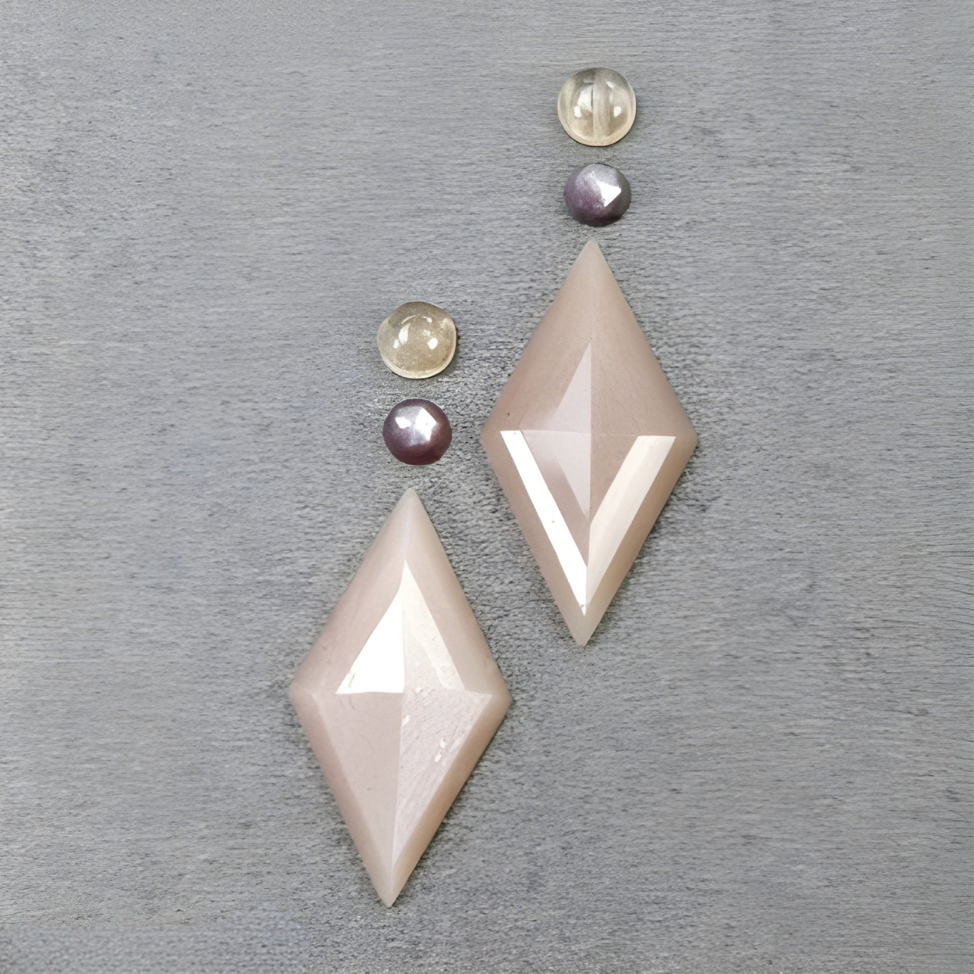 Piedra lunar, zafiro, piedra preciosa natural sin tratar