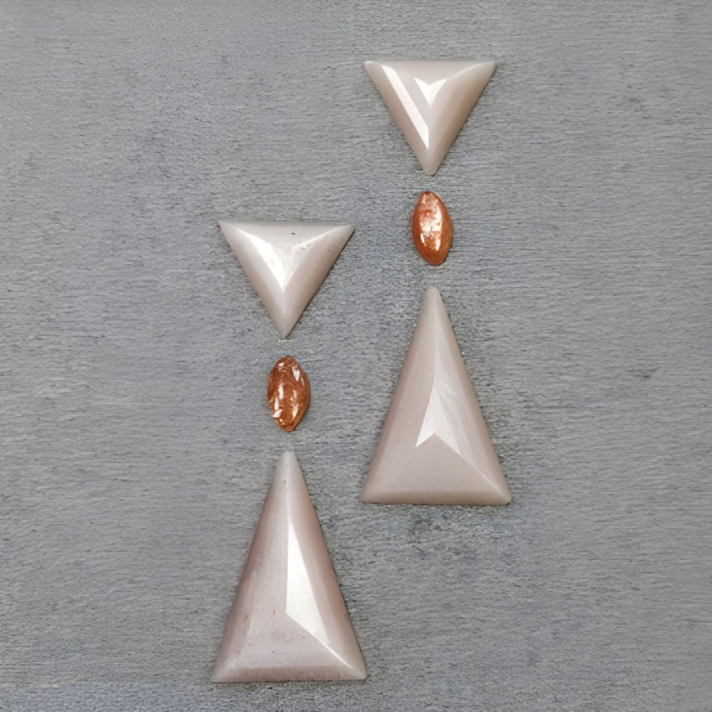 宝石用のムーンストーン、サンストーン