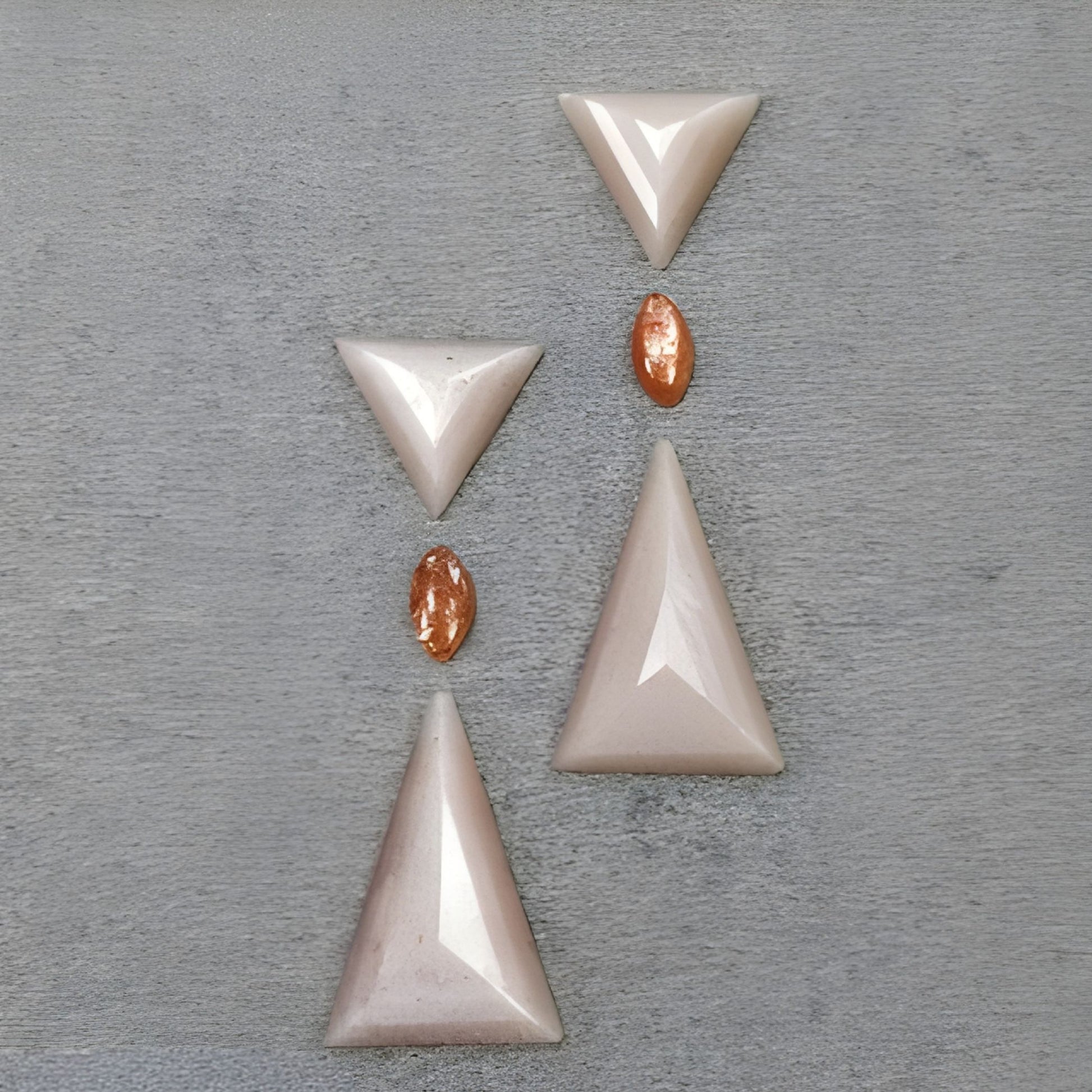 宝石用のムーンストーン、サンストーン