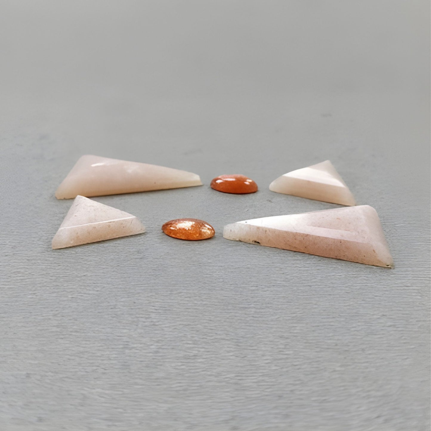 Piedra solar, piedra lunar, forma triangular, corte escalonado