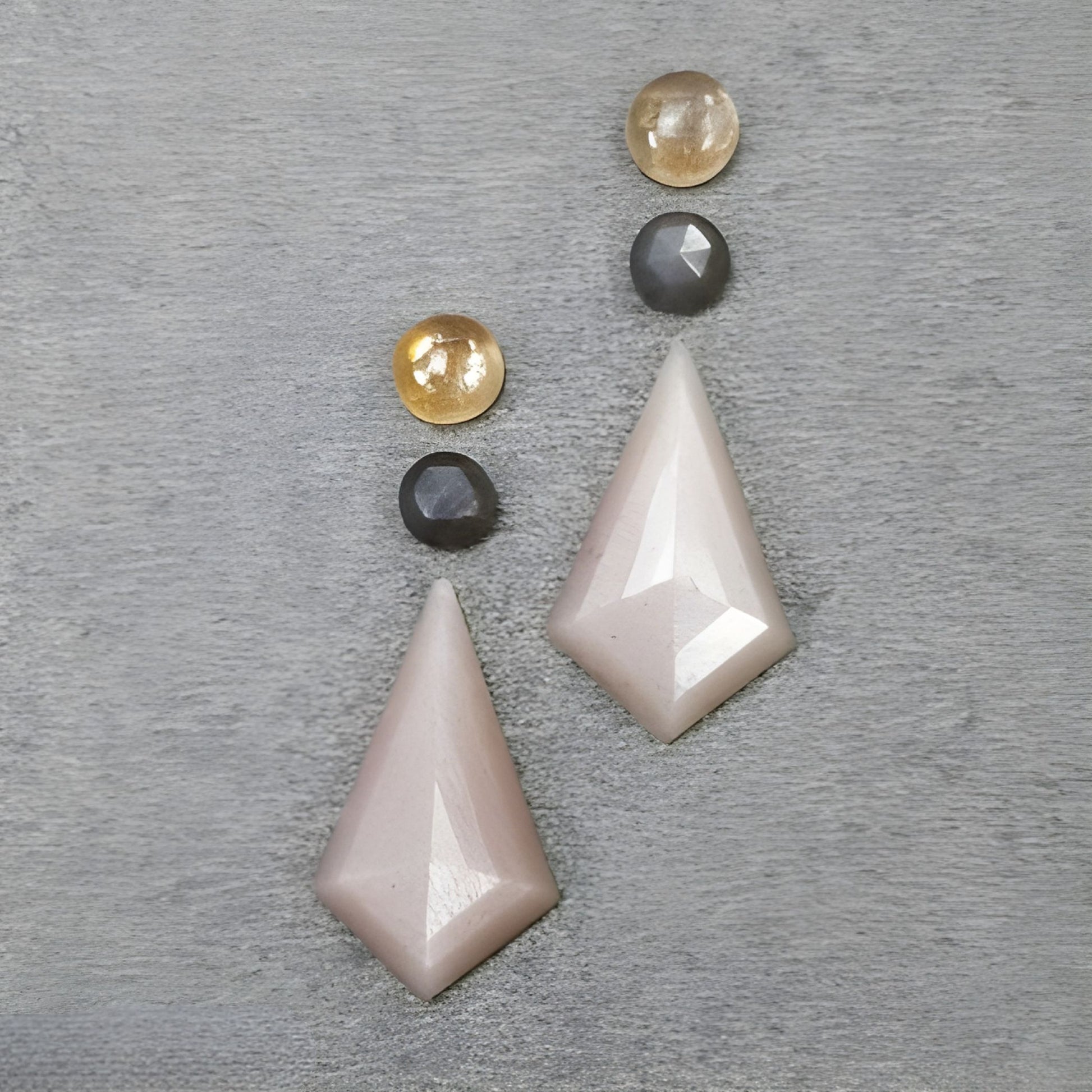 Piedra lunar, piedra solar y zafiro con corte escalonado de forma irregular