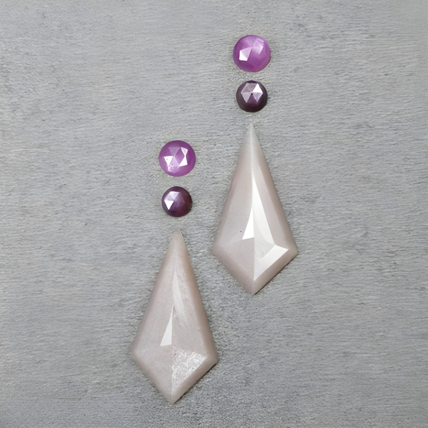 ムーンストーン、サファイアの不均一な形状のステップカット