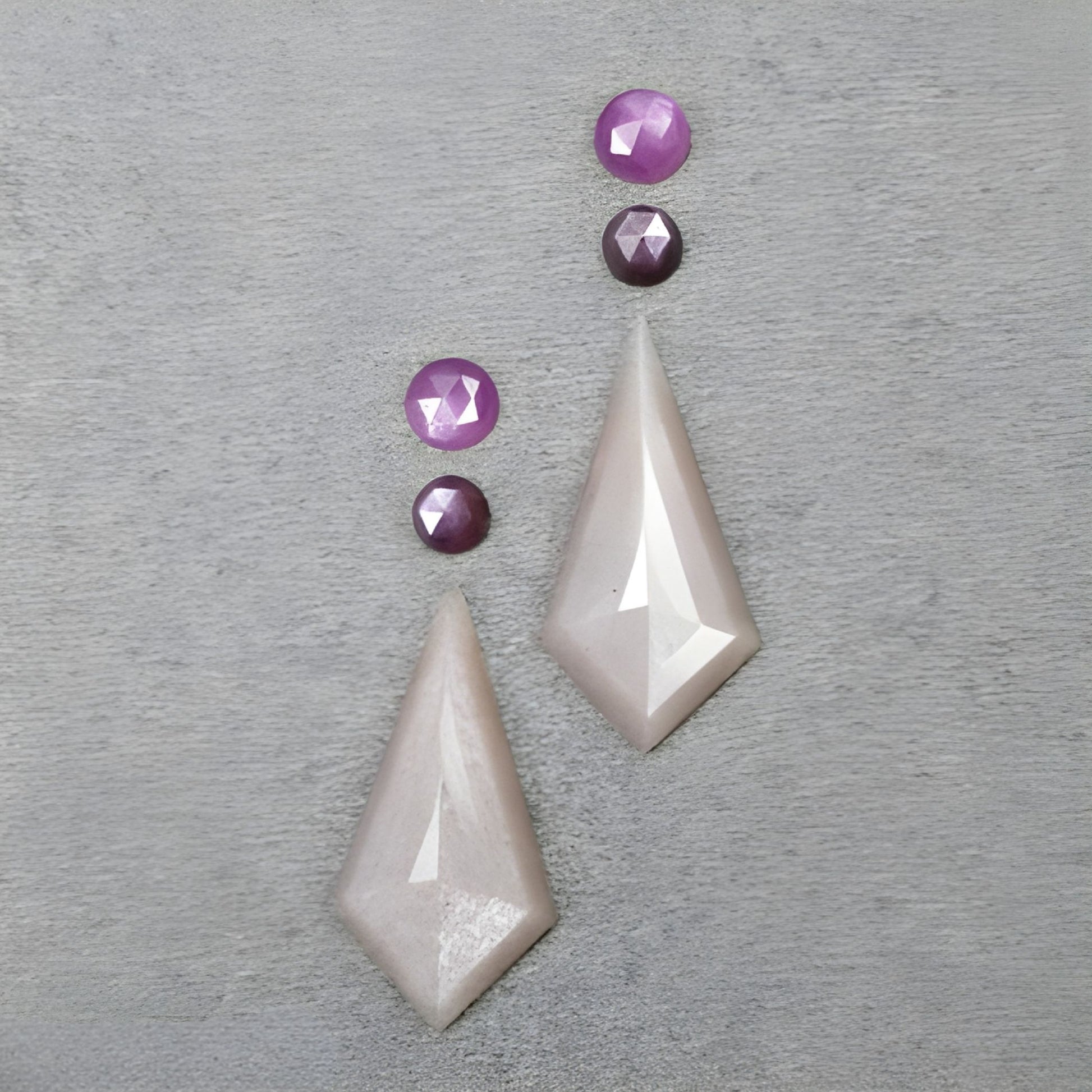 ムーンストーン、サファイアの不均一な形状のステップカット