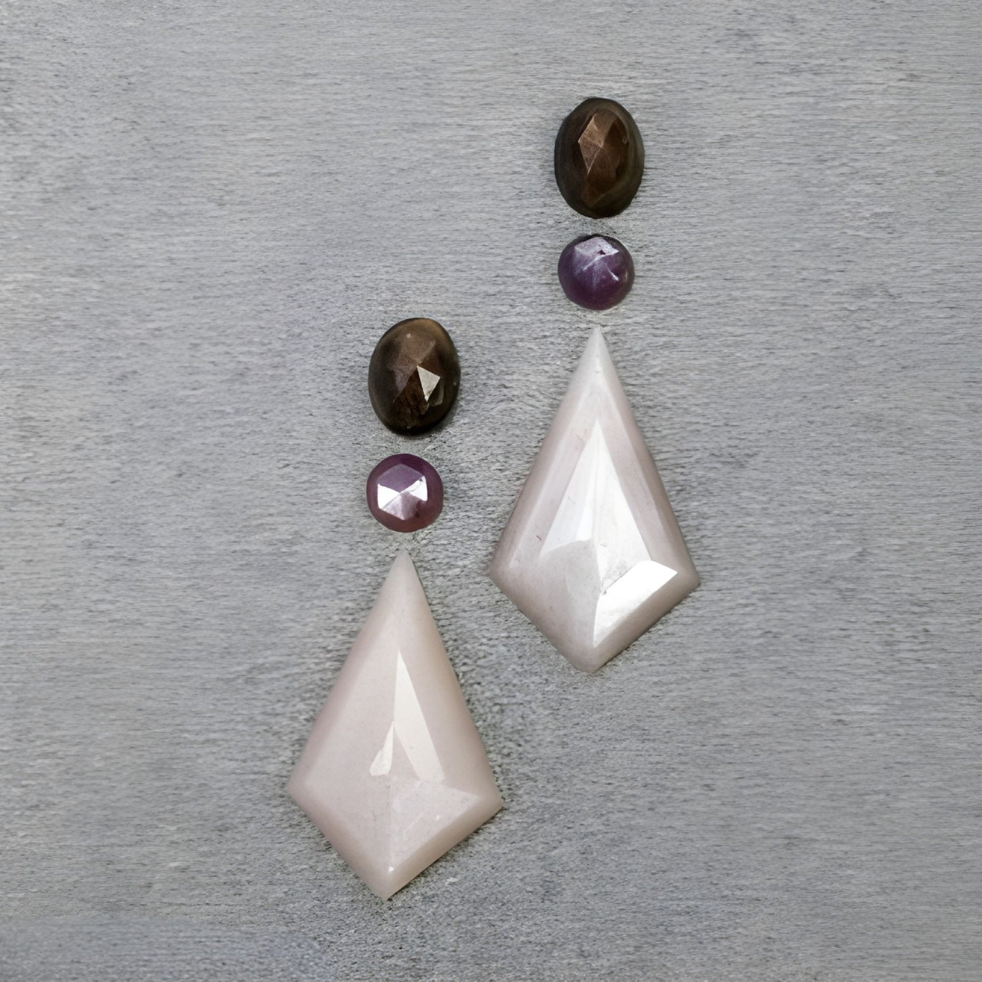 ムーンストーン、サファイアの不均一な形状のステップカット