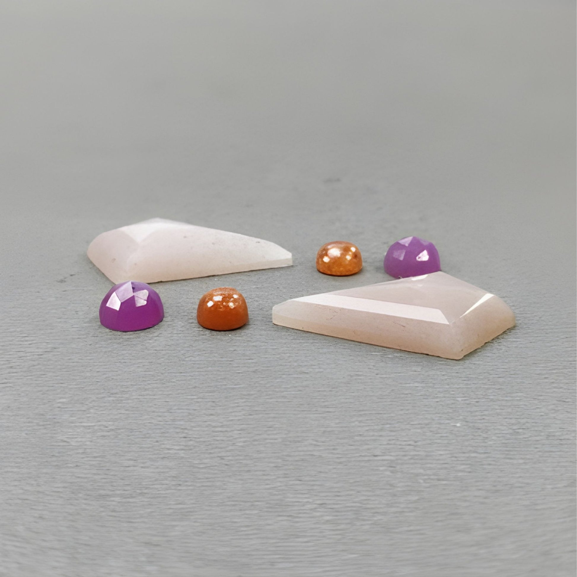 Piedra lunar, piedra solar y zafiro: piedras preciosas naturales sin tratar