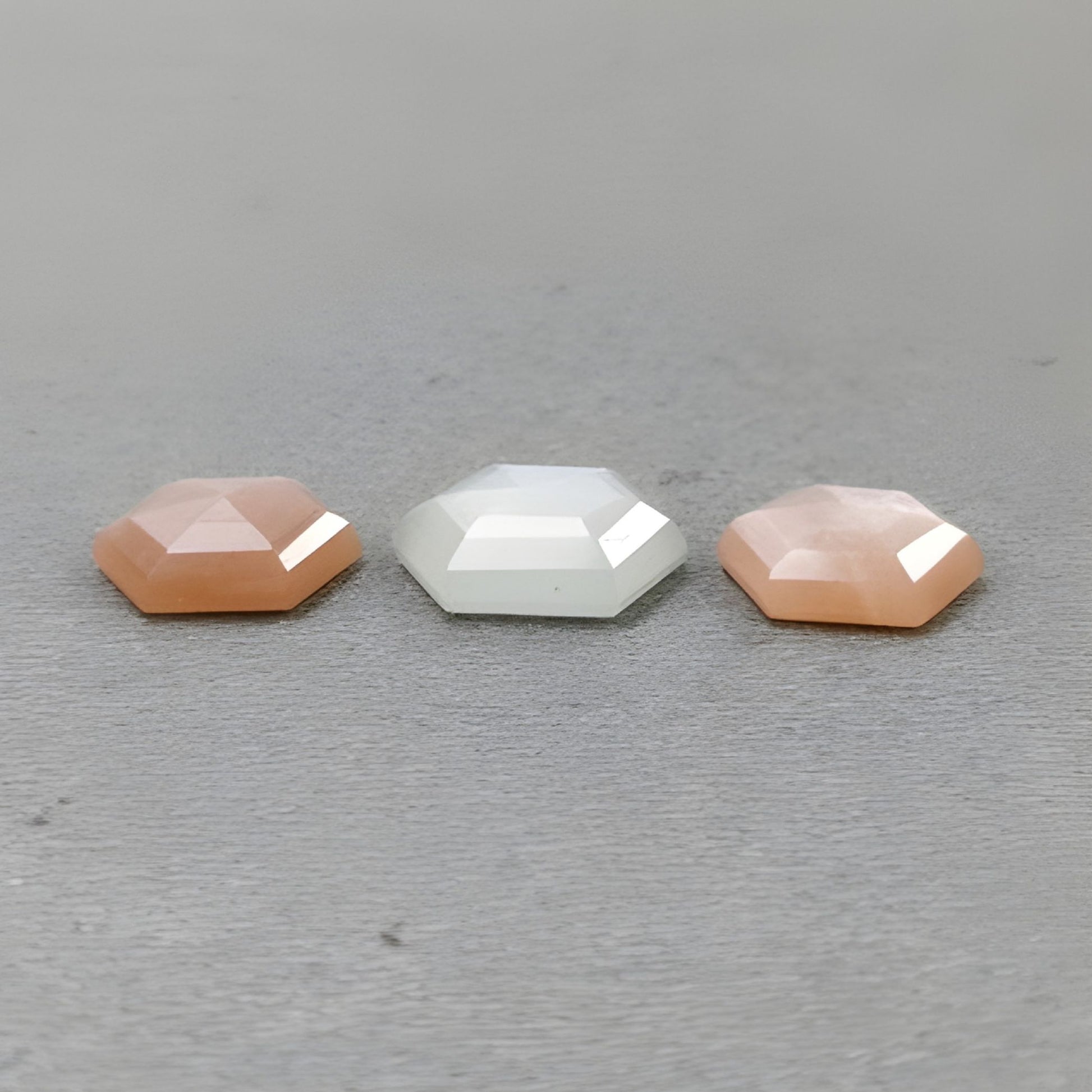 Corte escalonado con forma hexagonal de piedra lunar