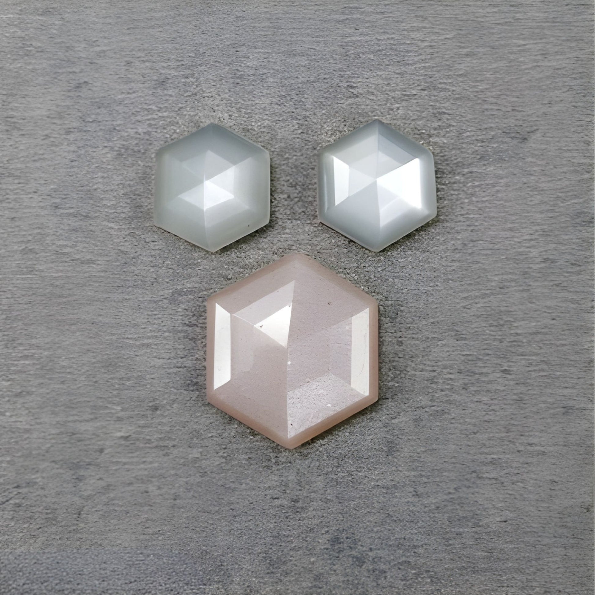 ムーンストーンの六角形ステップカット