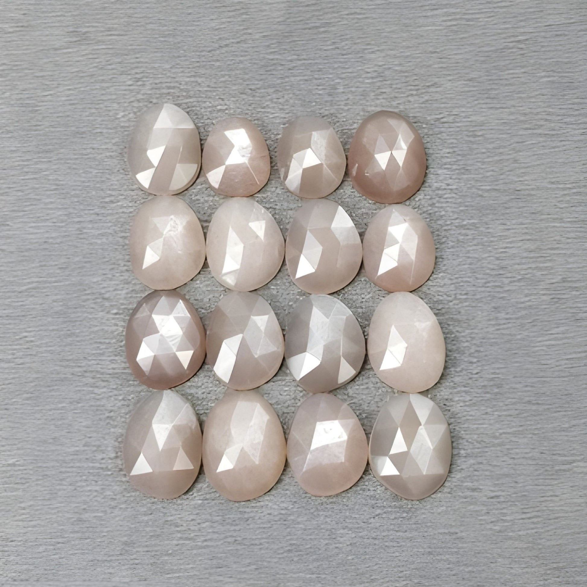 حجر ميلاد شهر يونيو