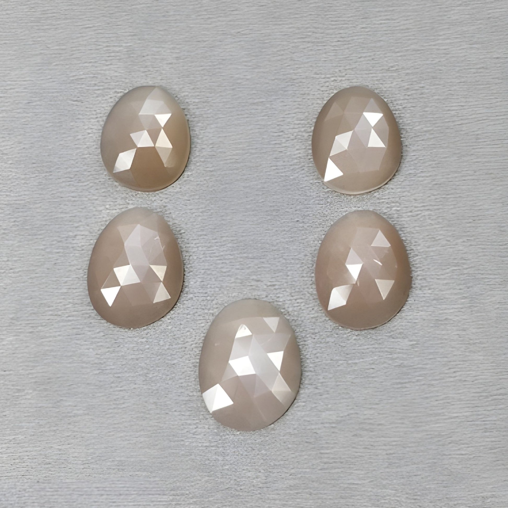 حجر ميلاد شهر يونيو