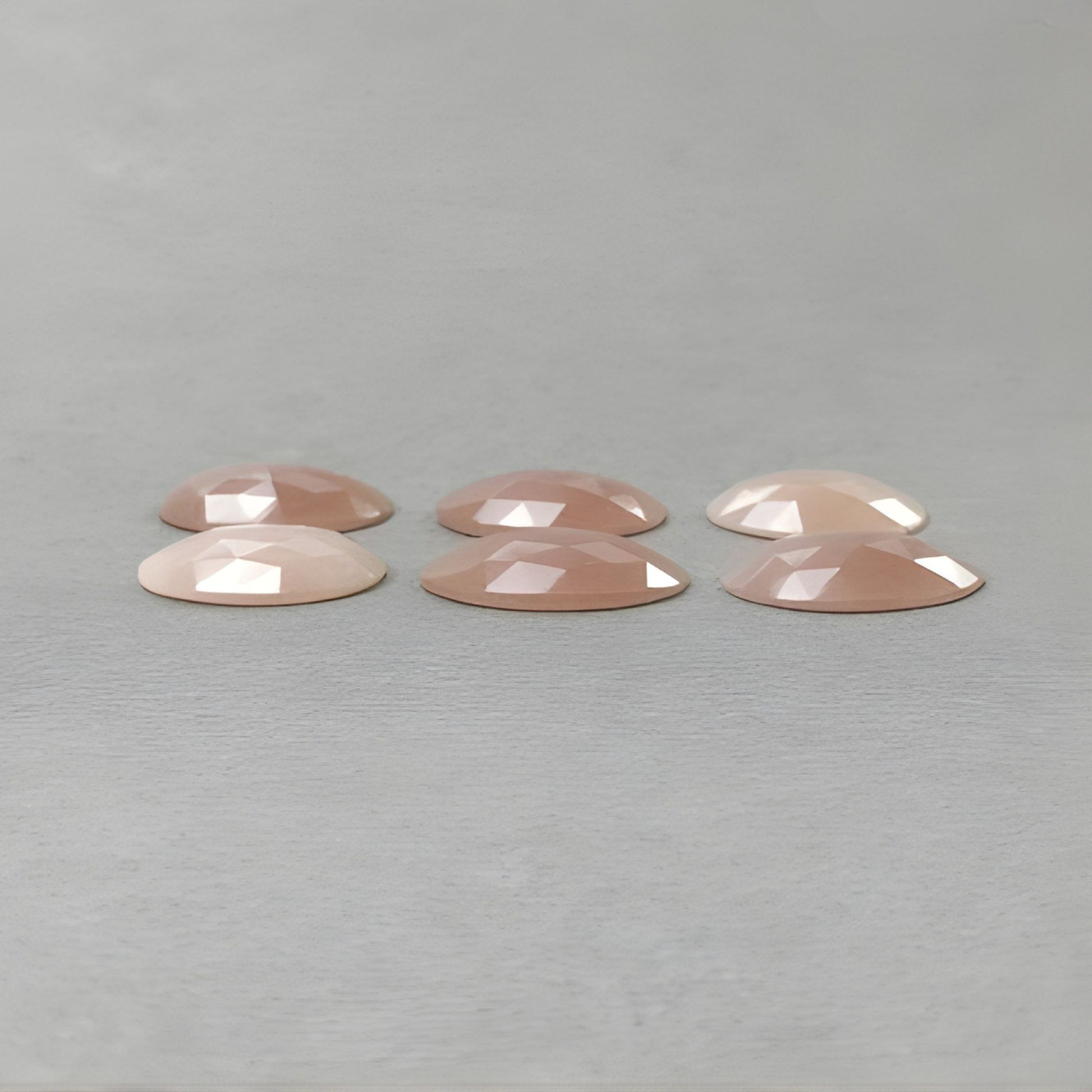 حجر القمر، حجر كريم طبيعي غير معالج