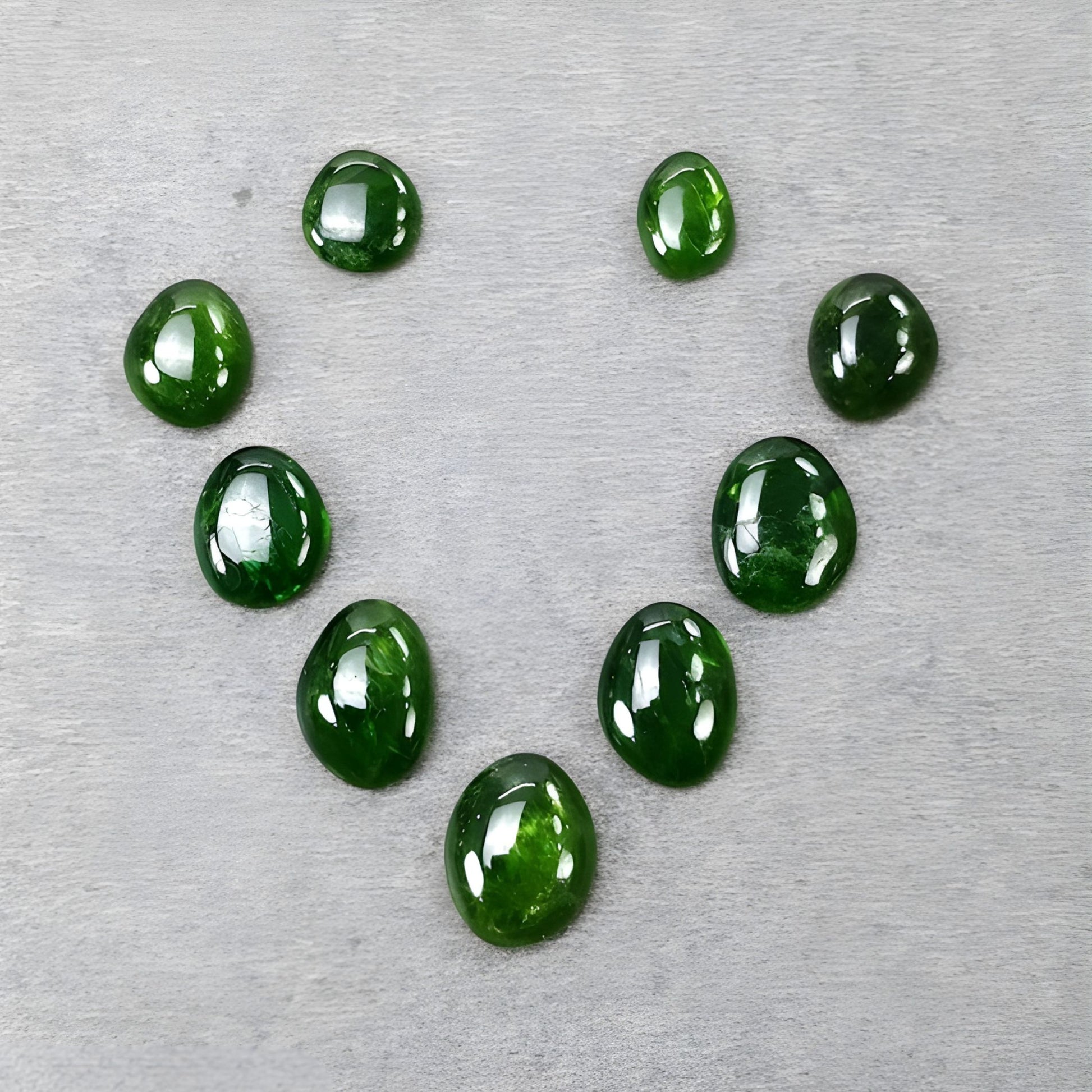 クロムダイオプサイド 不均一な形状のカボション