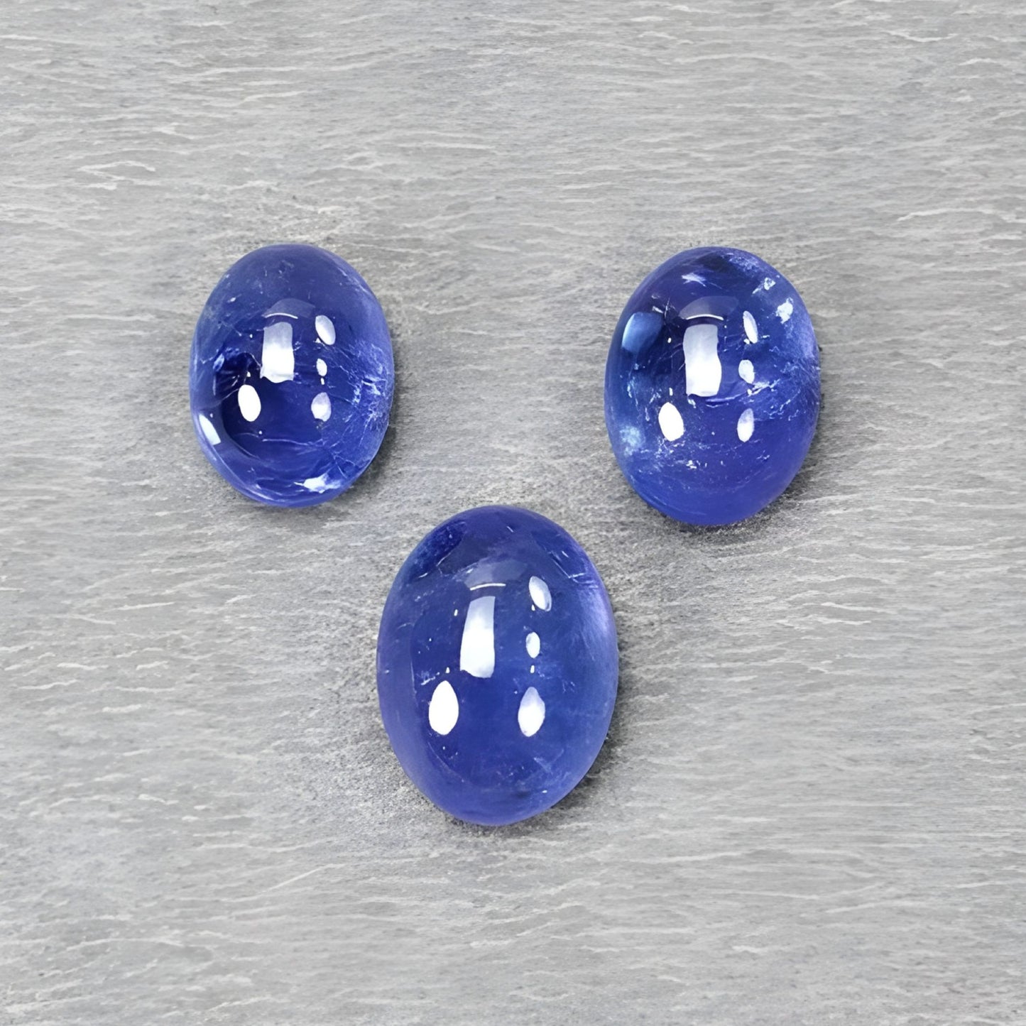 Tanzanite a forma ovale con taglio cabochon