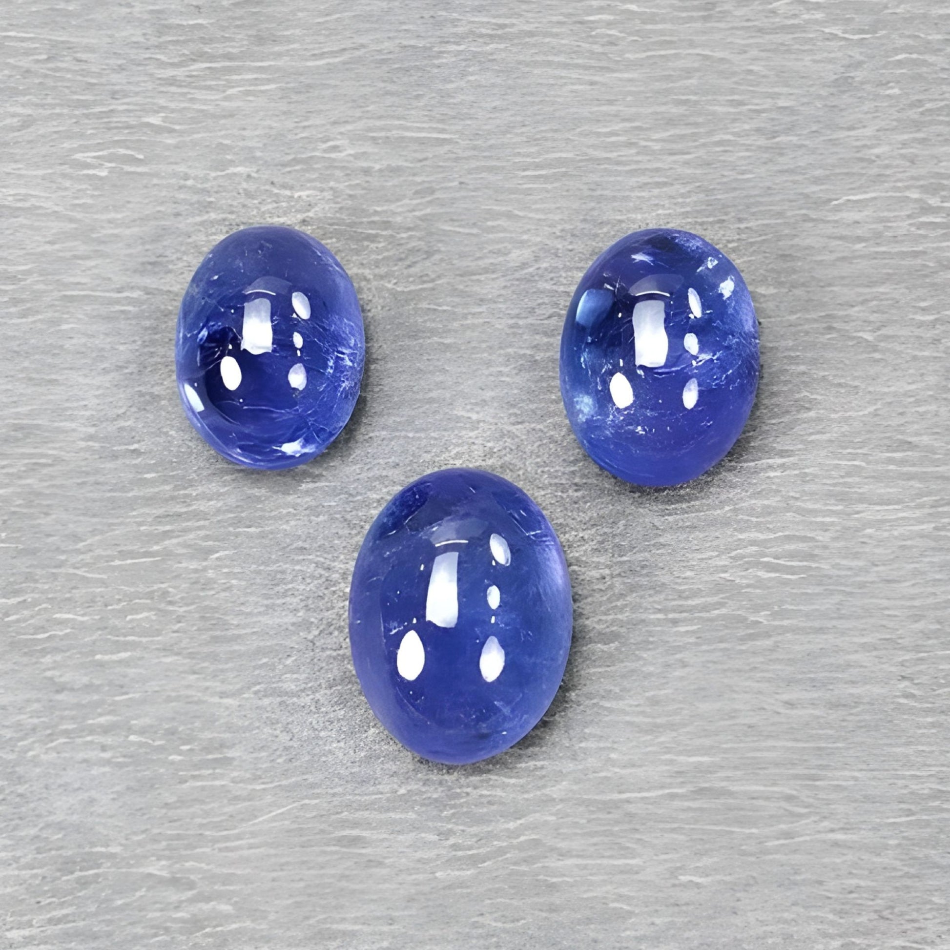 Tanzanite a forma ovale con taglio cabochon