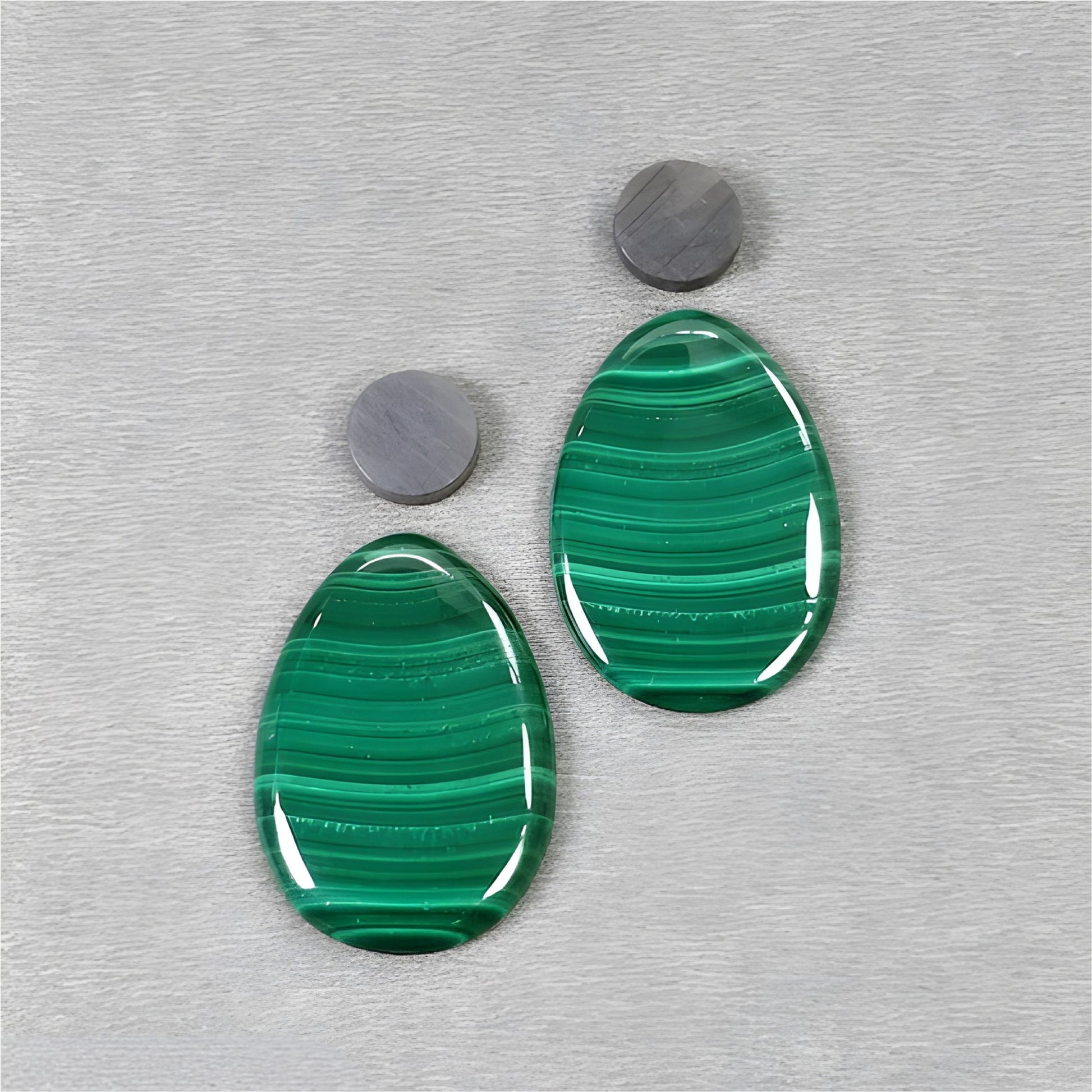 孔雀石和蓝宝石天然宝石