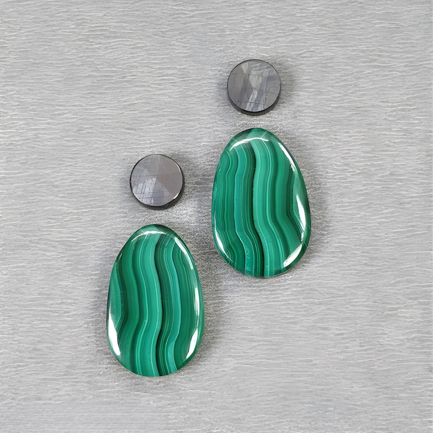 孔雀石、蓝宝石天然未经处理的宝石