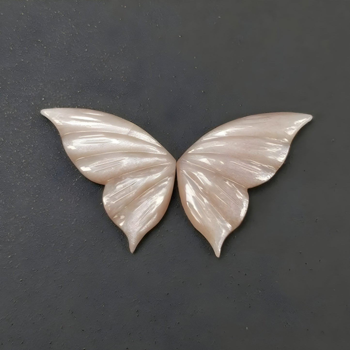 نحت الفراشة على حجر القمر الخوخي