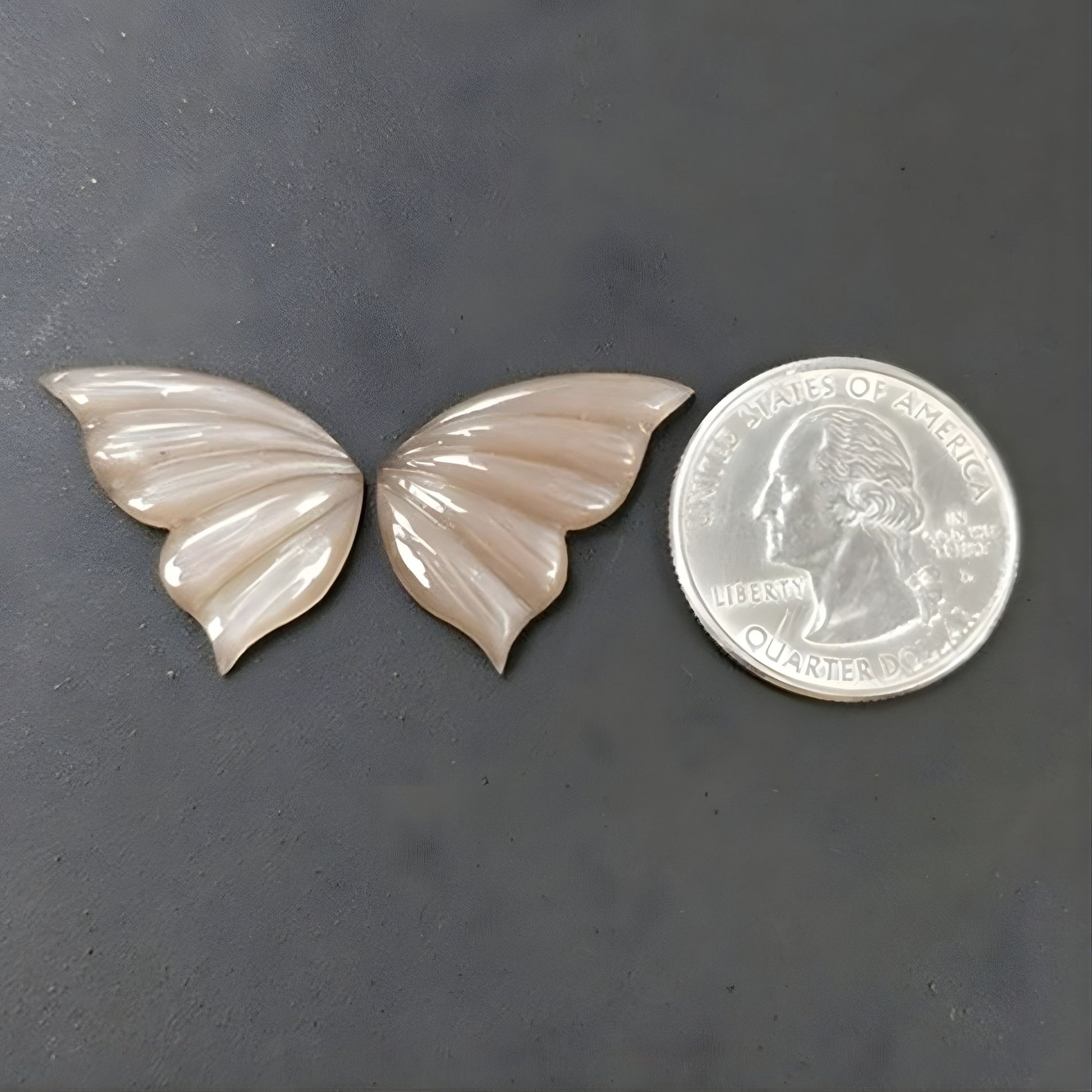 Schmetterlingsschnitzerei aus Mondstein