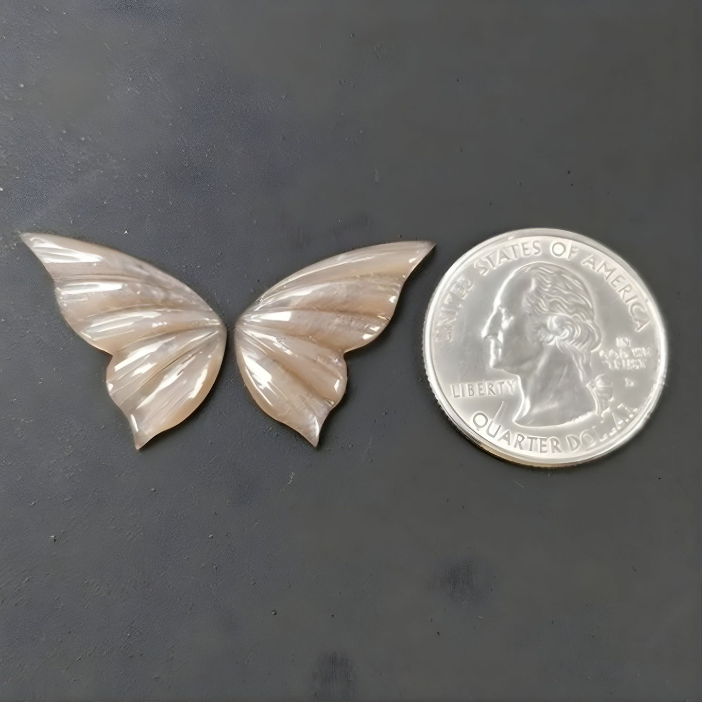 Intaglio a farfalla in pietra di luna color pesca