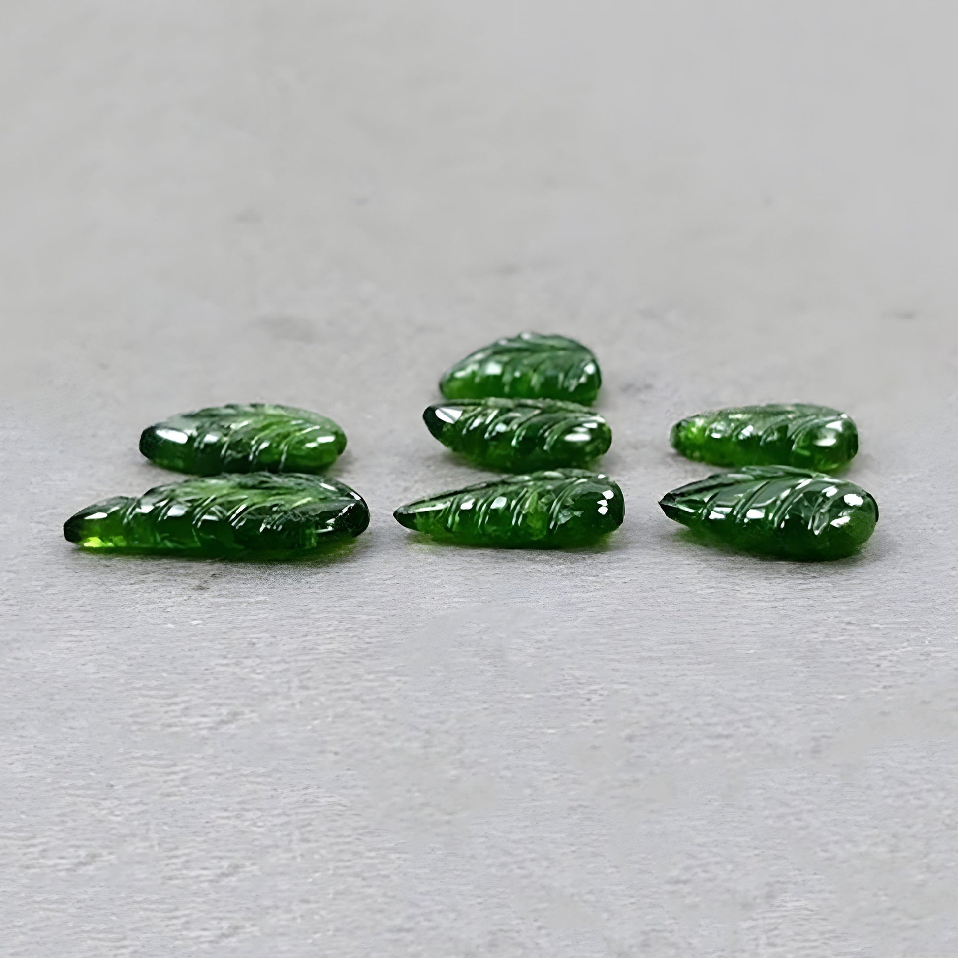 クロムダイオプサイド宝石の葉