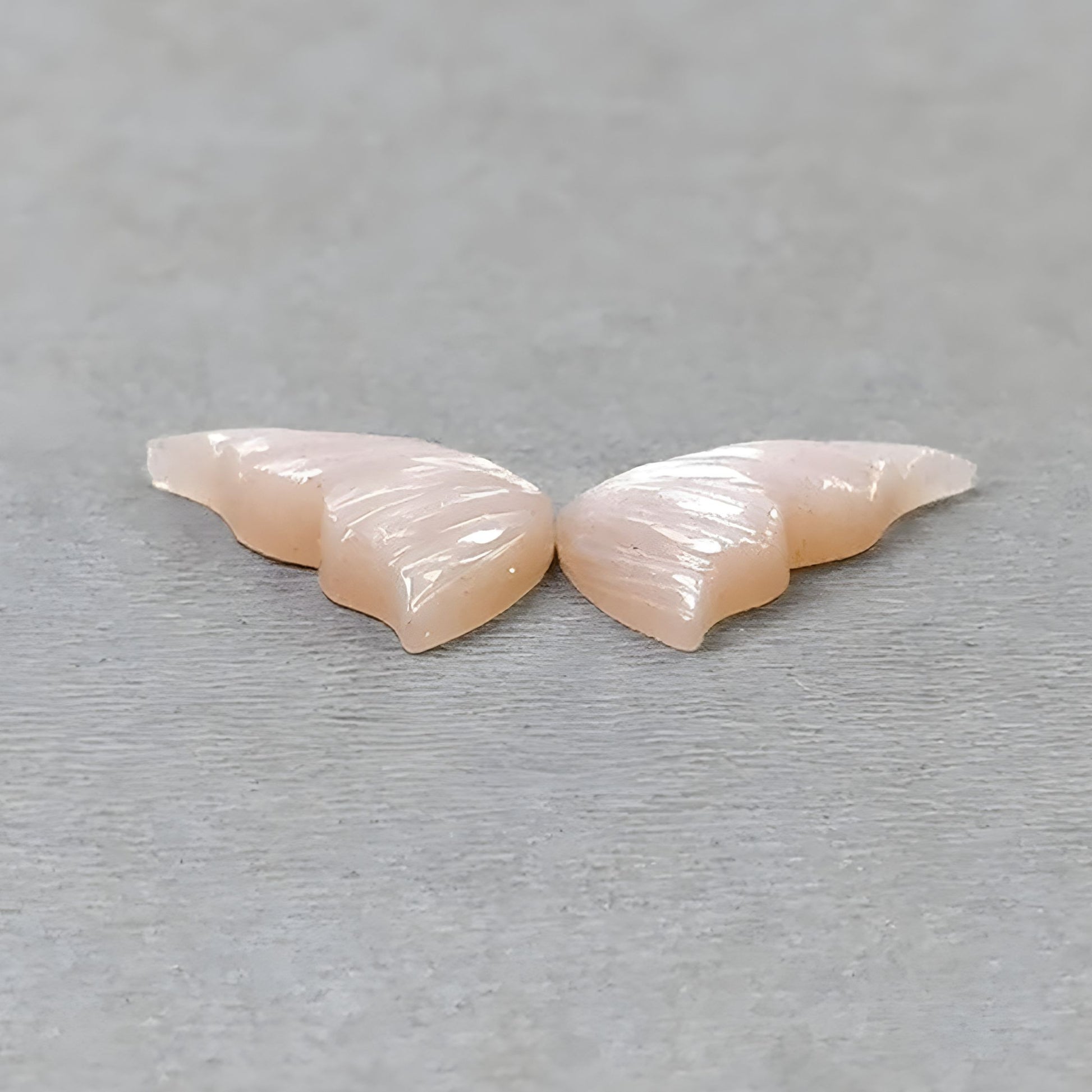 ムーンストーンの蝶の彫刻