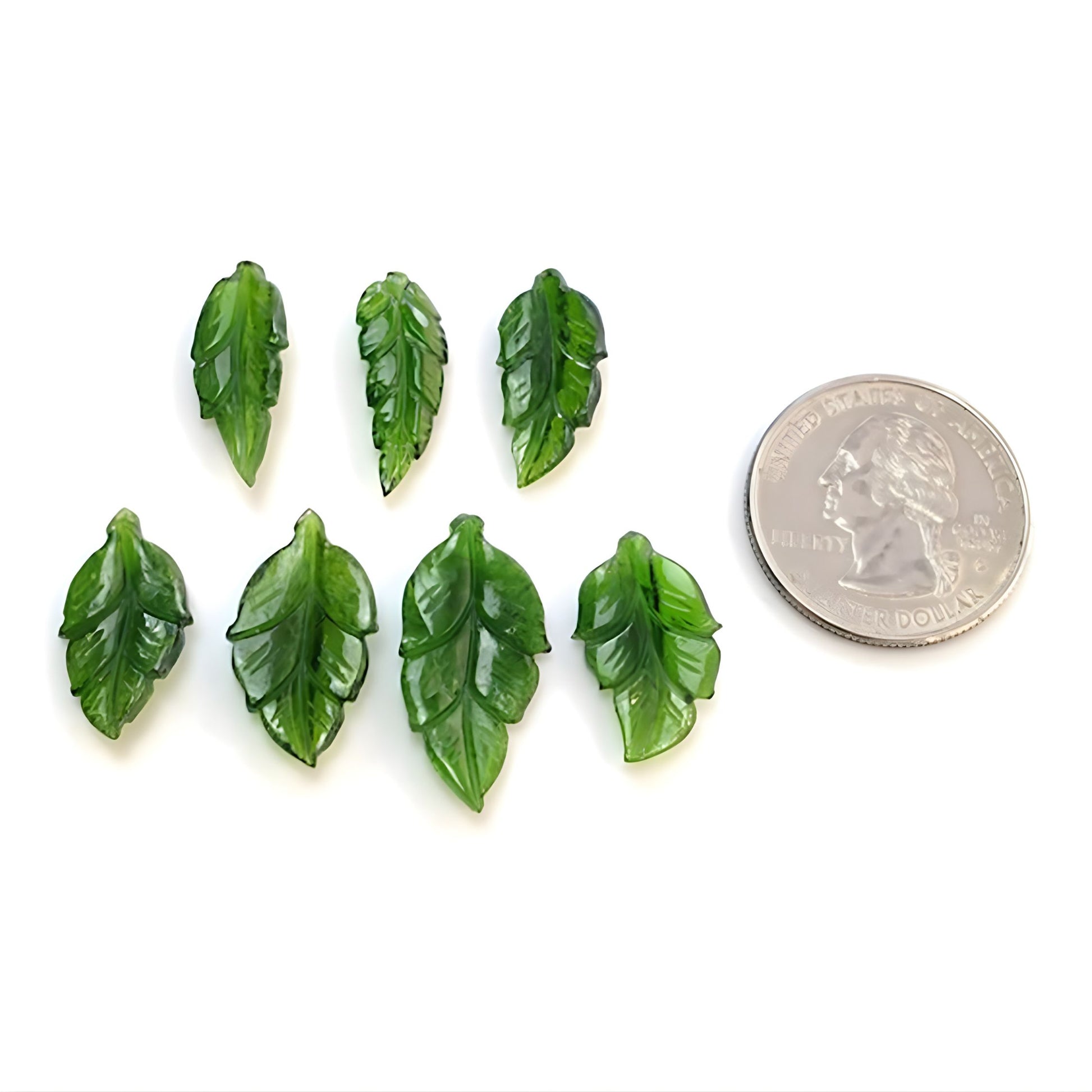 クロムダイオプサイドの葉の彫刻