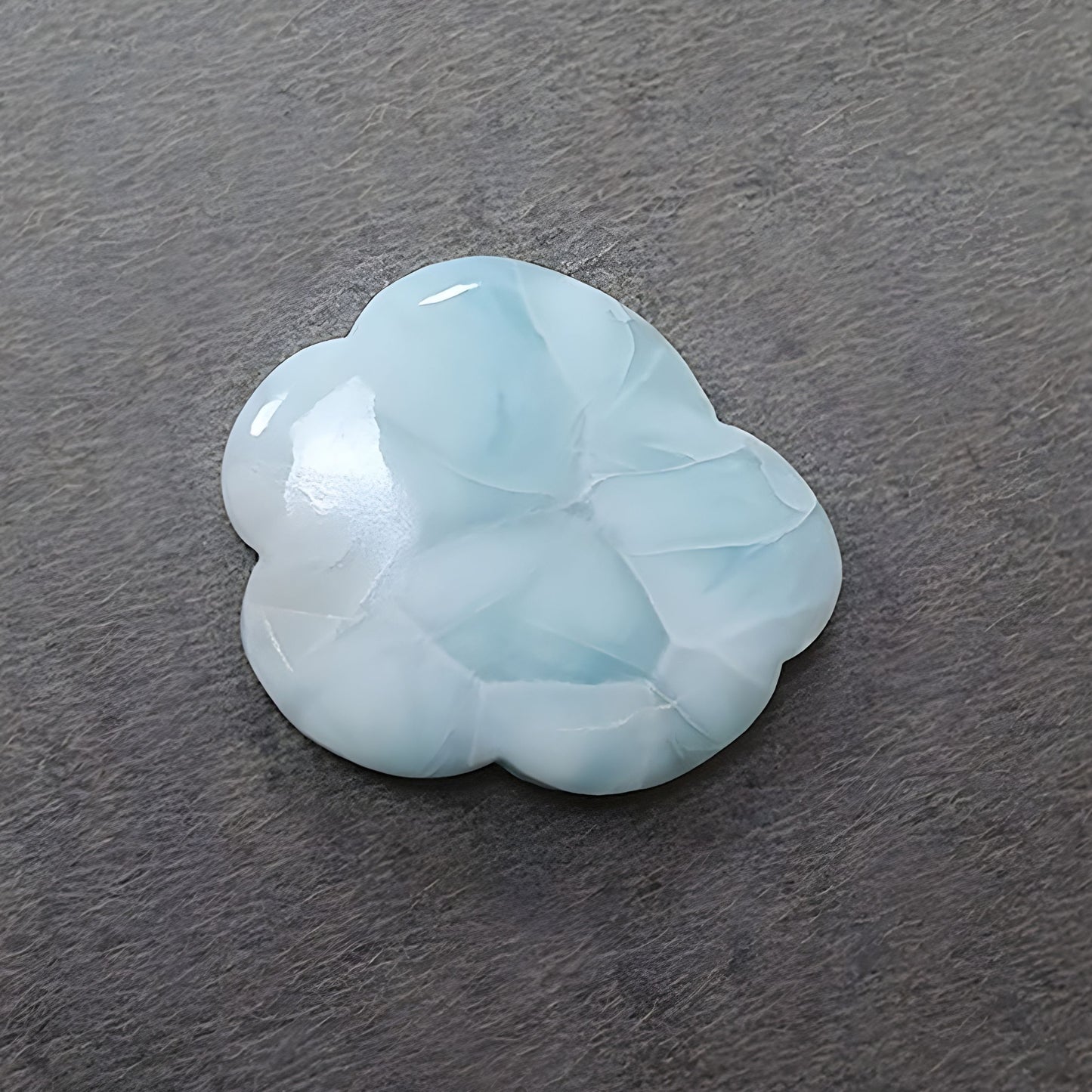 ラリマーの雲の形の彫刻