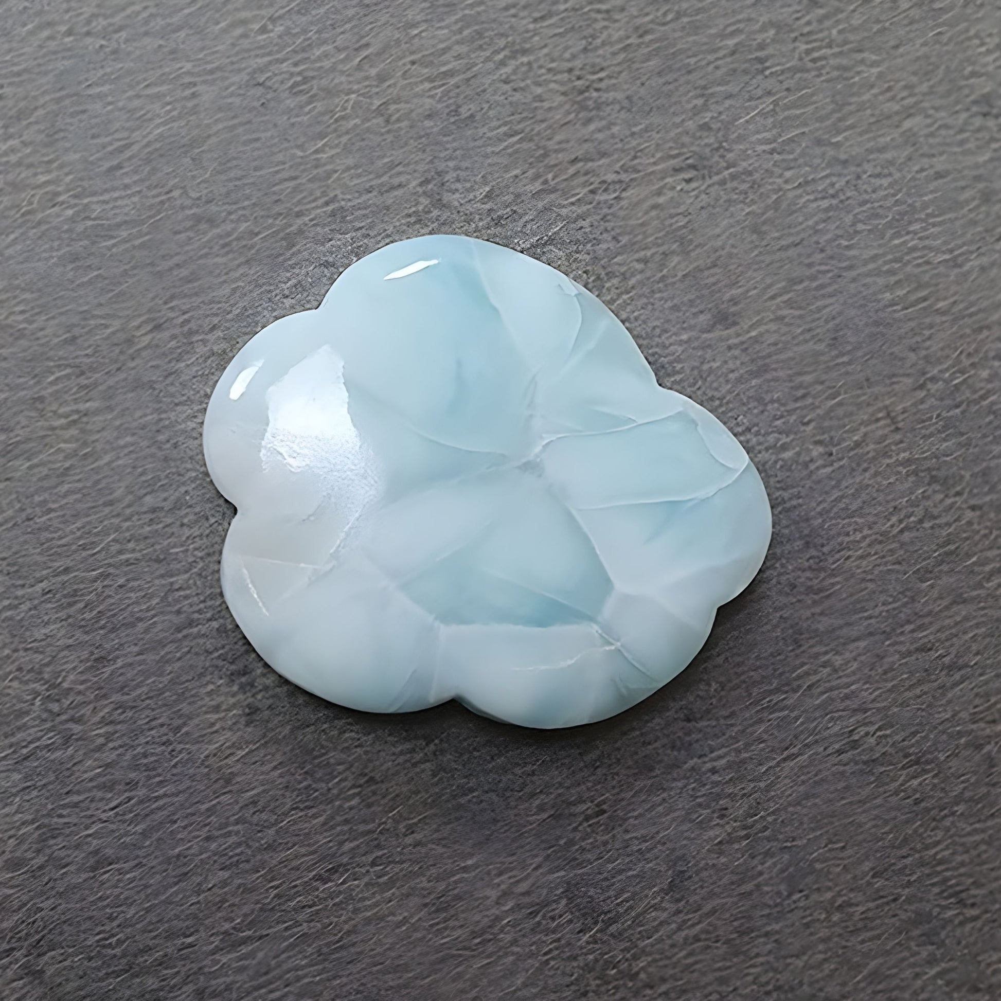 ラリマーの雲の形の彫刻