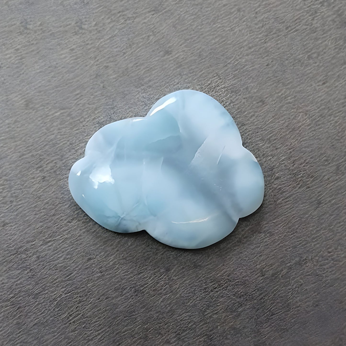 ラリマーの雲の形の彫刻