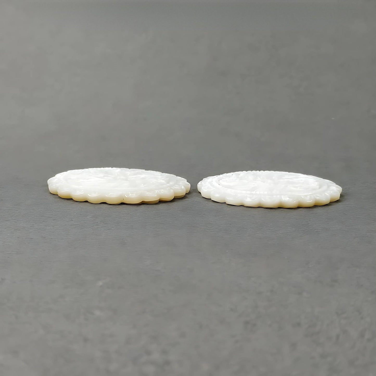 マザーオブパールの楕円彫刻