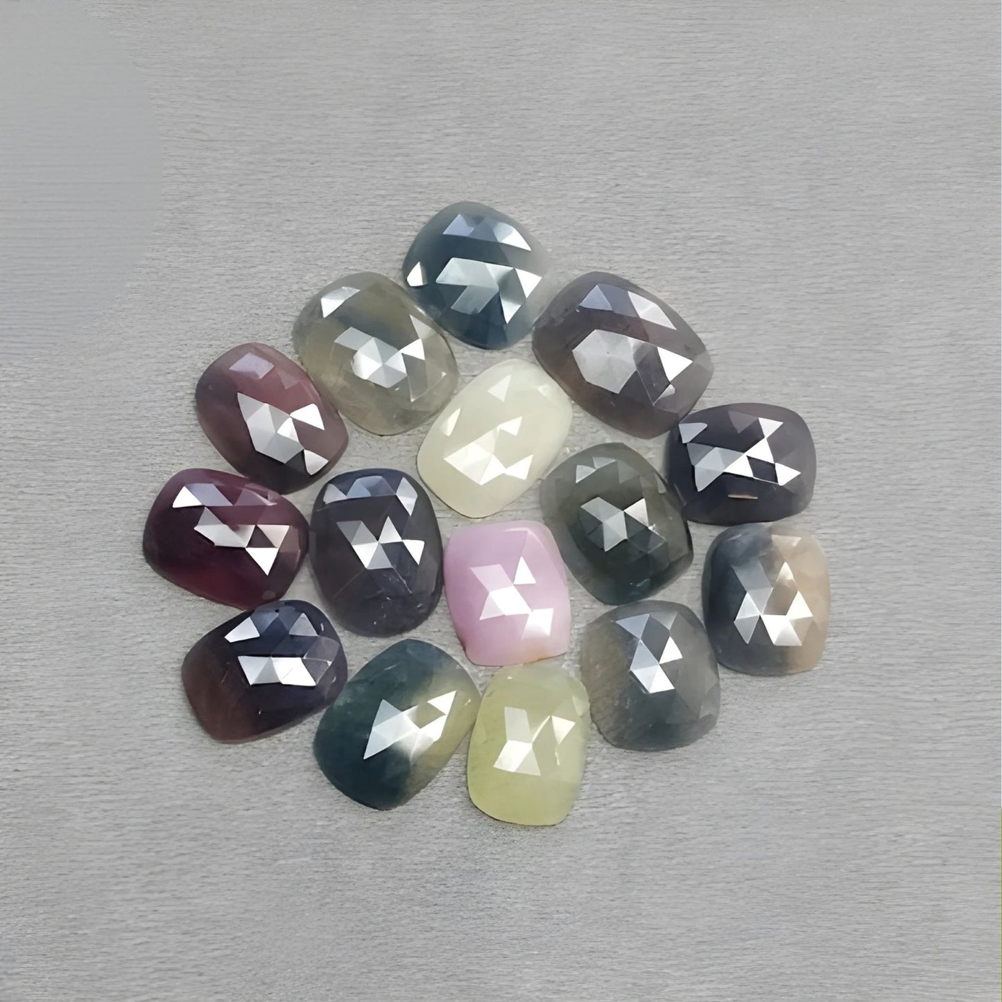 Facettierter Multi-Saphir-Edelstein