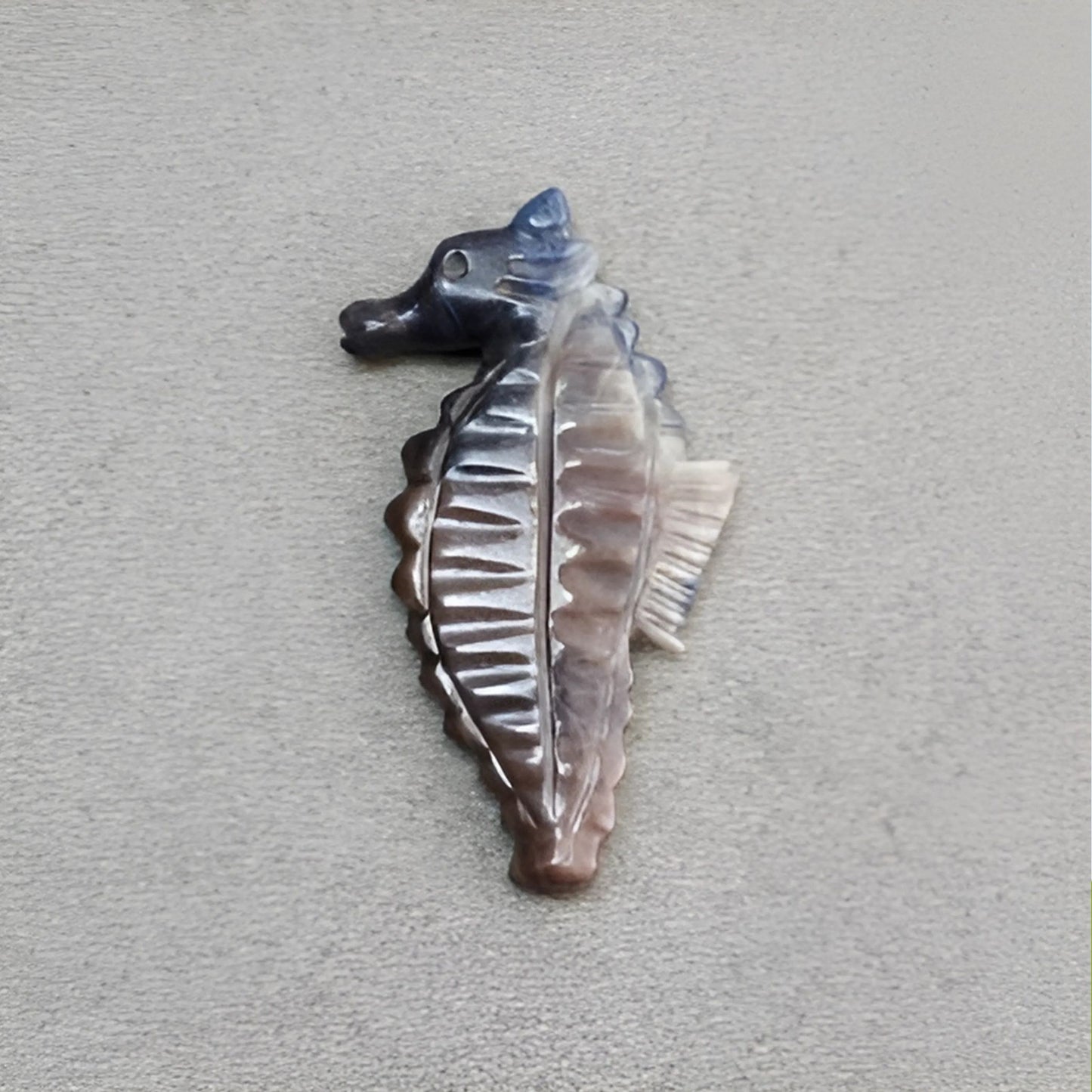scultura di cavalluccio marino con zaffiri multipli
