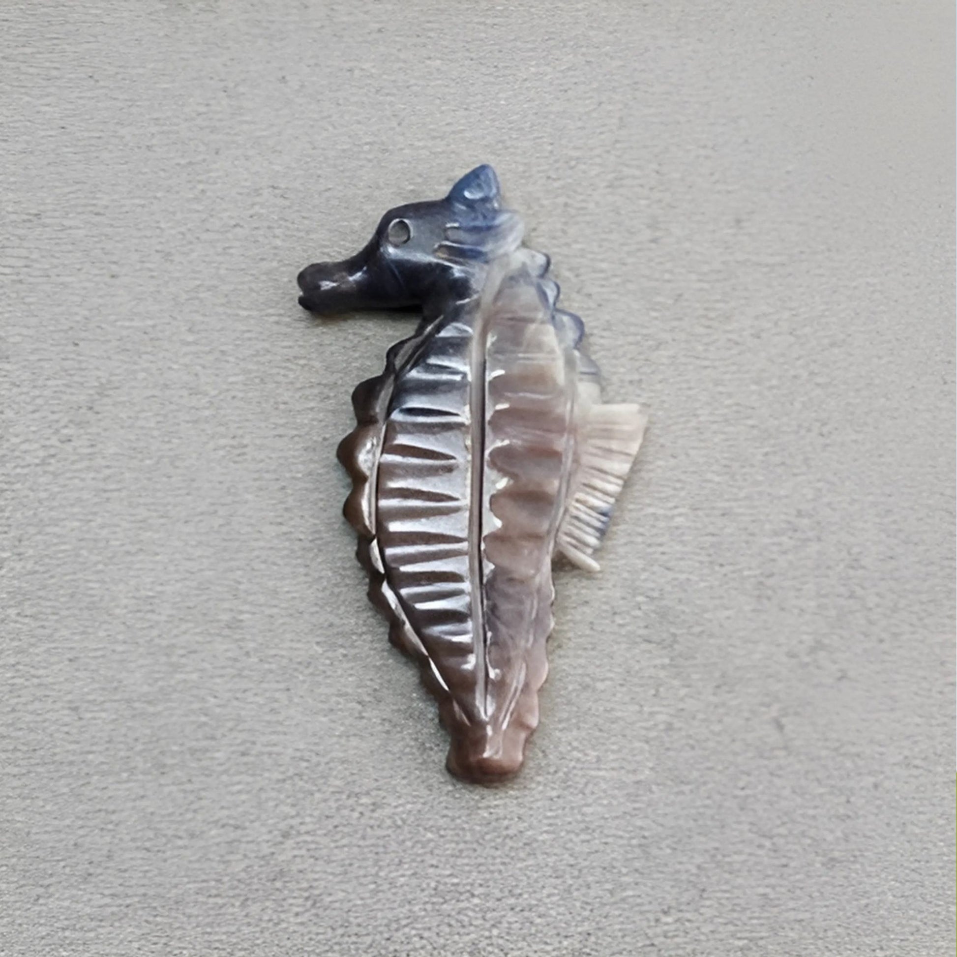 scultura di cavalluccio marino con zaffiri multipli
