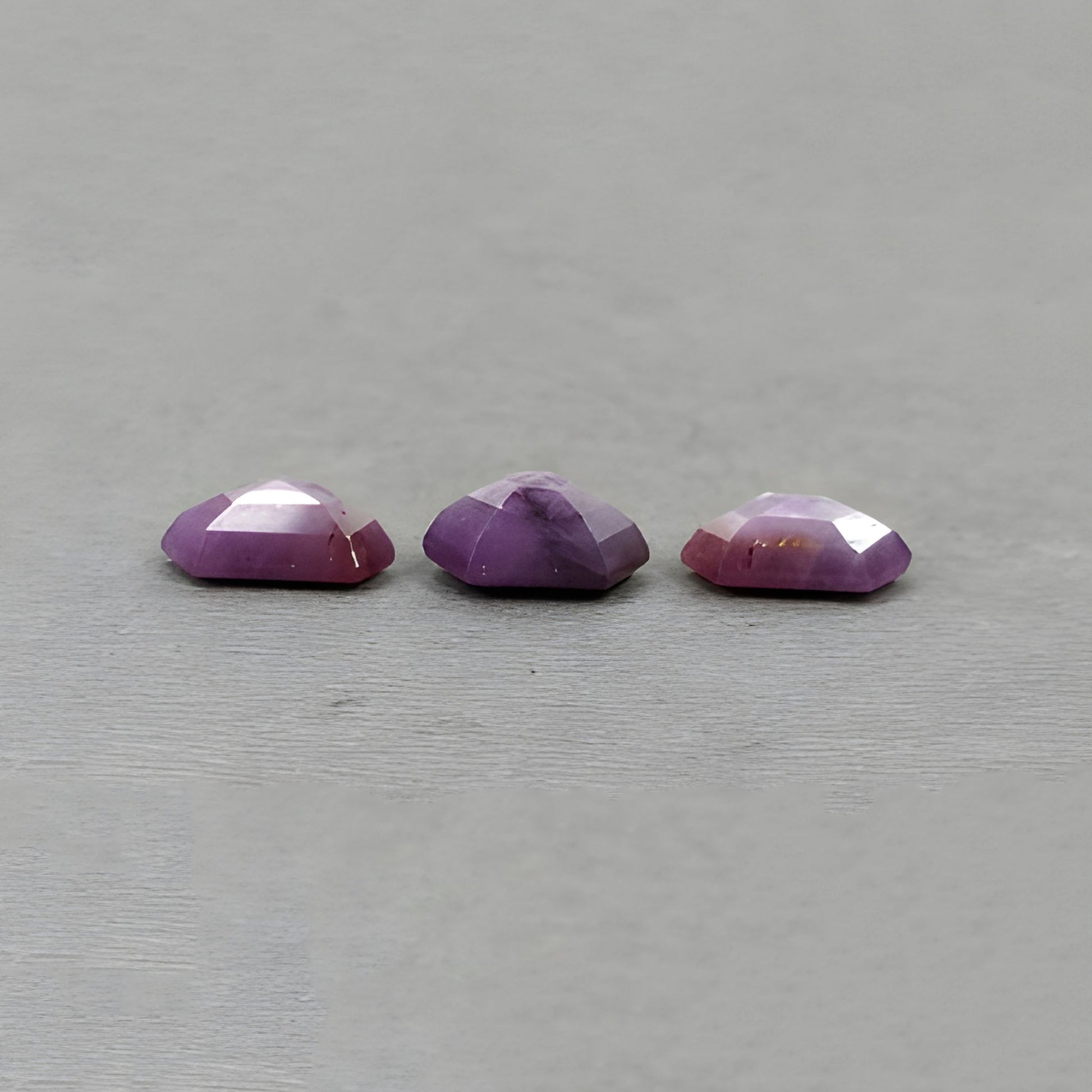 natürlicher, unbehandelter Edelstein Saphir