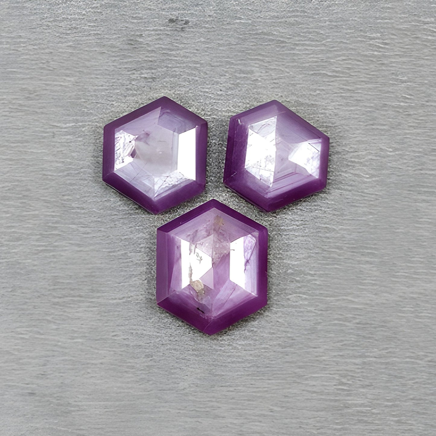 natürlicher, unbehandelter Edelstein Saphir