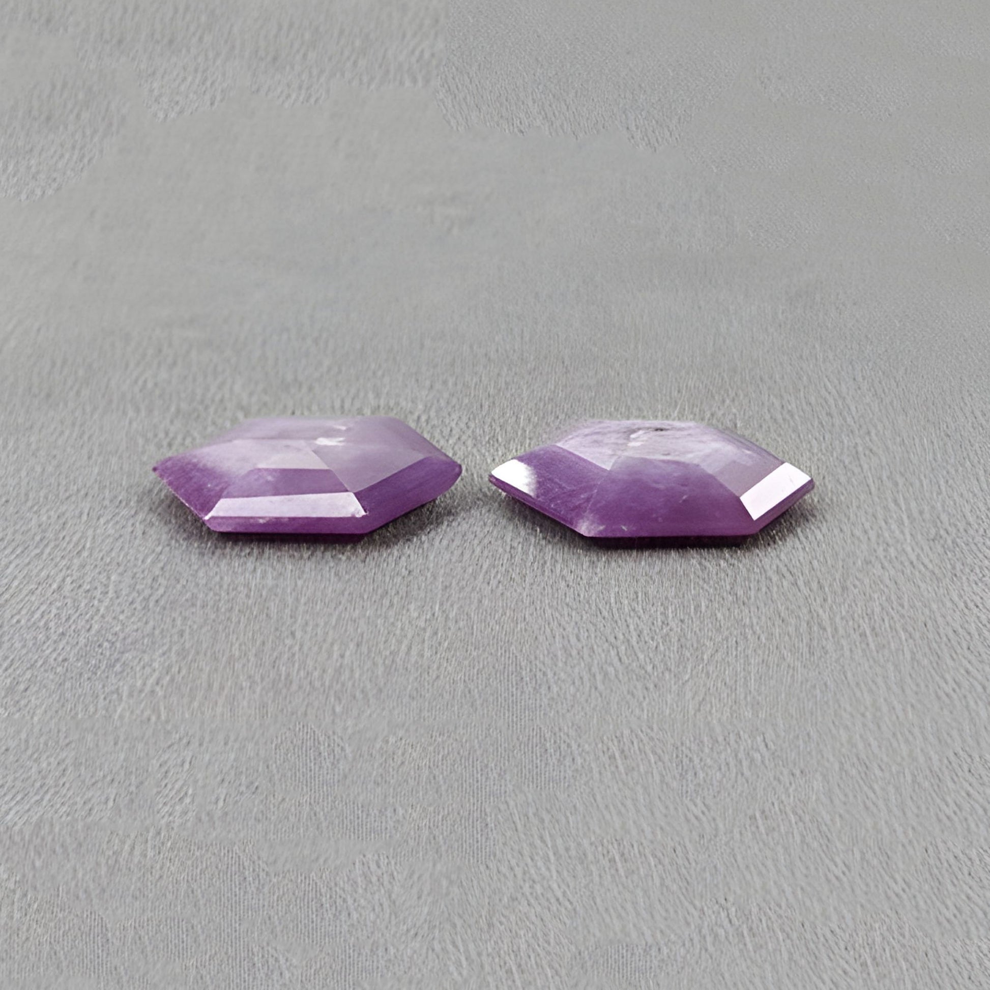 natürlicher, unbehandelter Edelstein Saphir