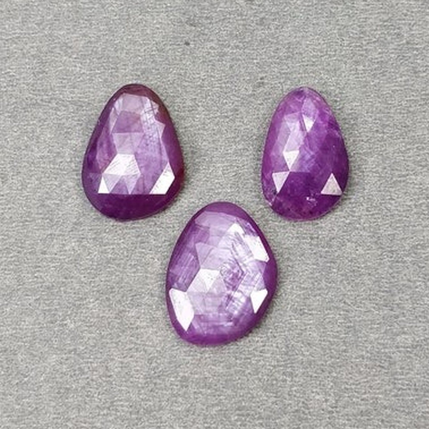 natürlicher, unbehandelter Edelstein Rubin