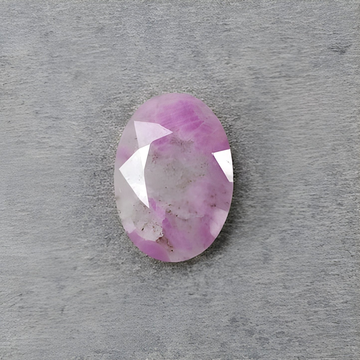 宝石用ファセットカットのサファイア