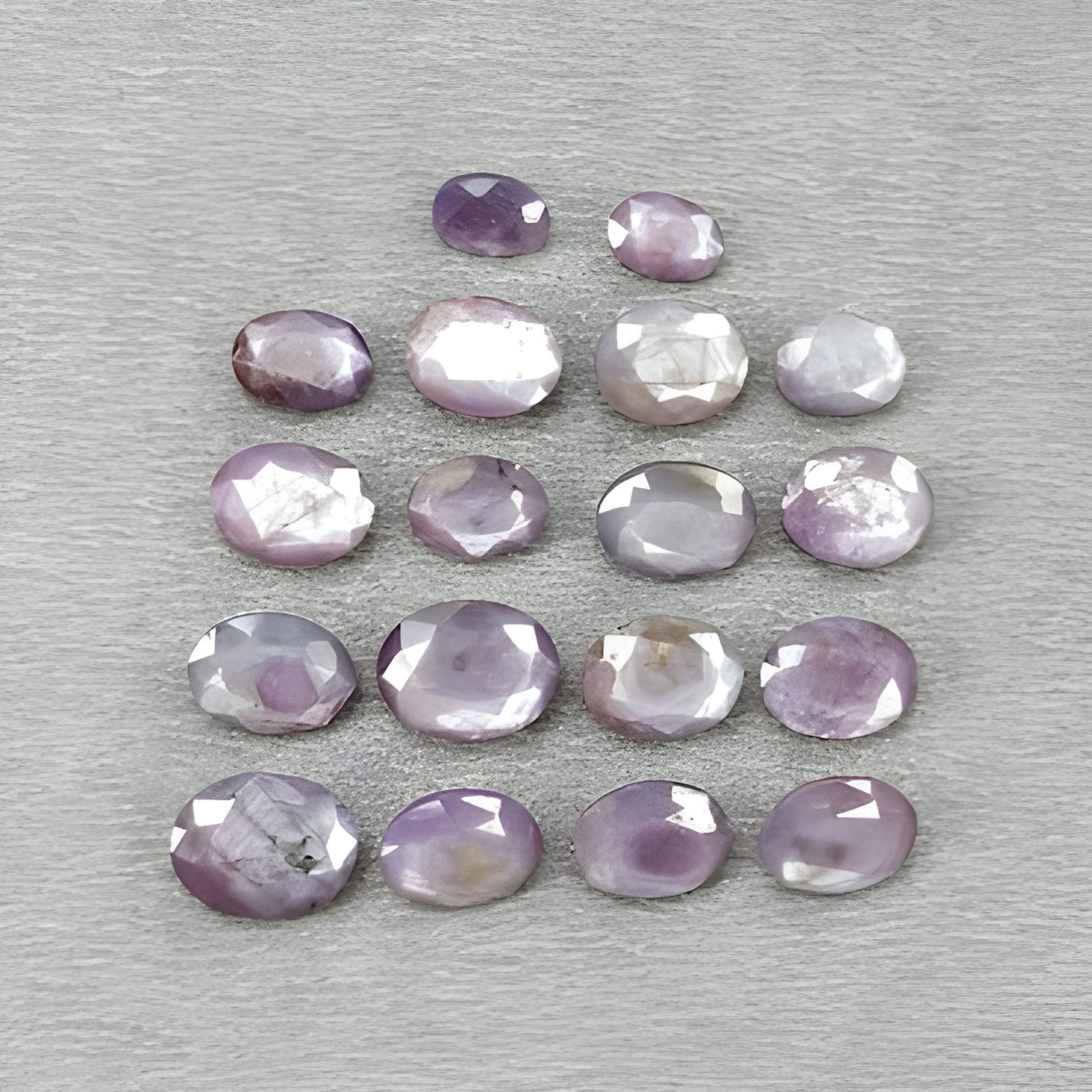 宝石用ファセットカットのサファイア