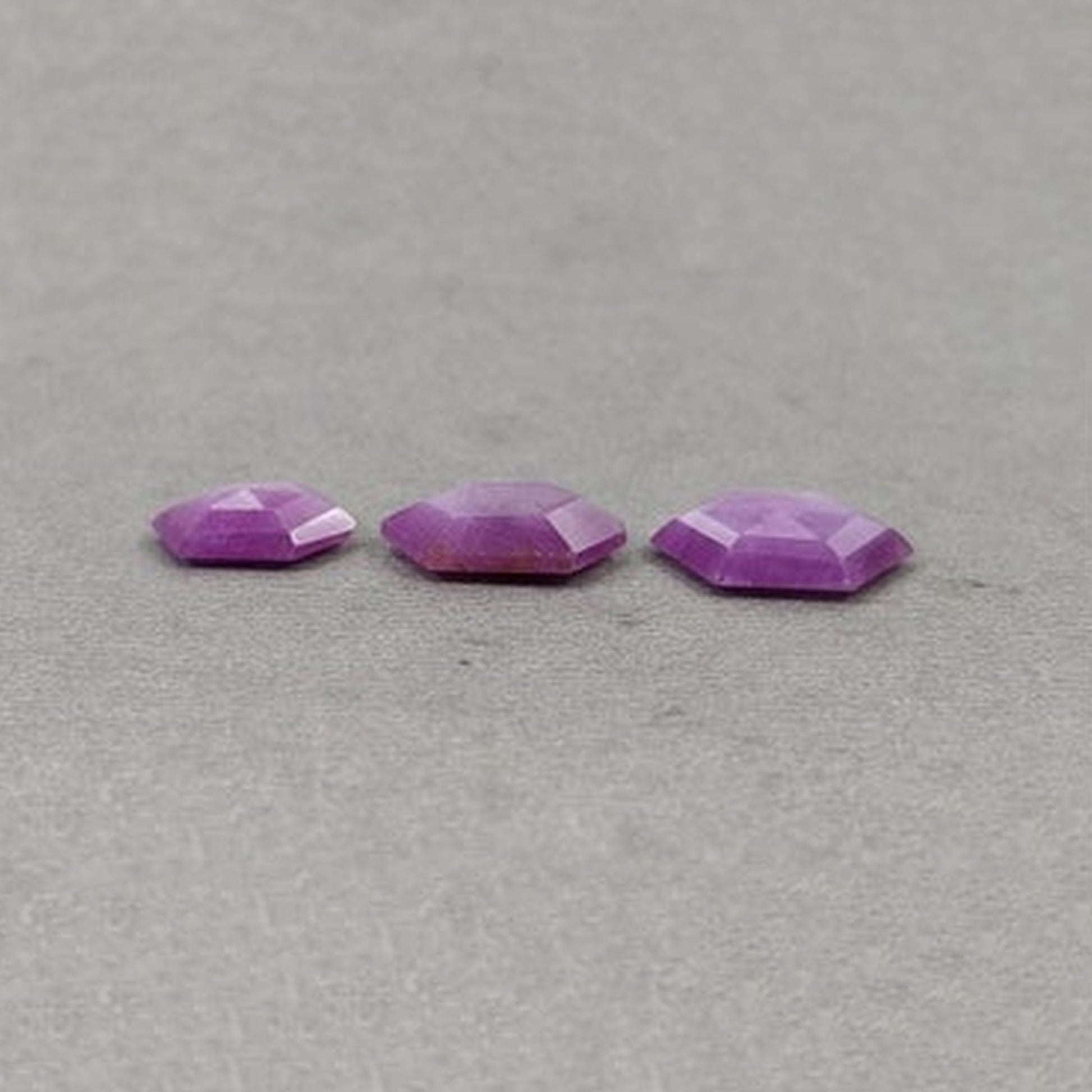 Himbeerfarbener Rubin, sechseckiger Facettenschliff