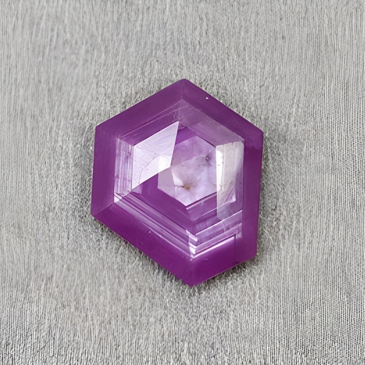 ルビーの六角形のファセットカット