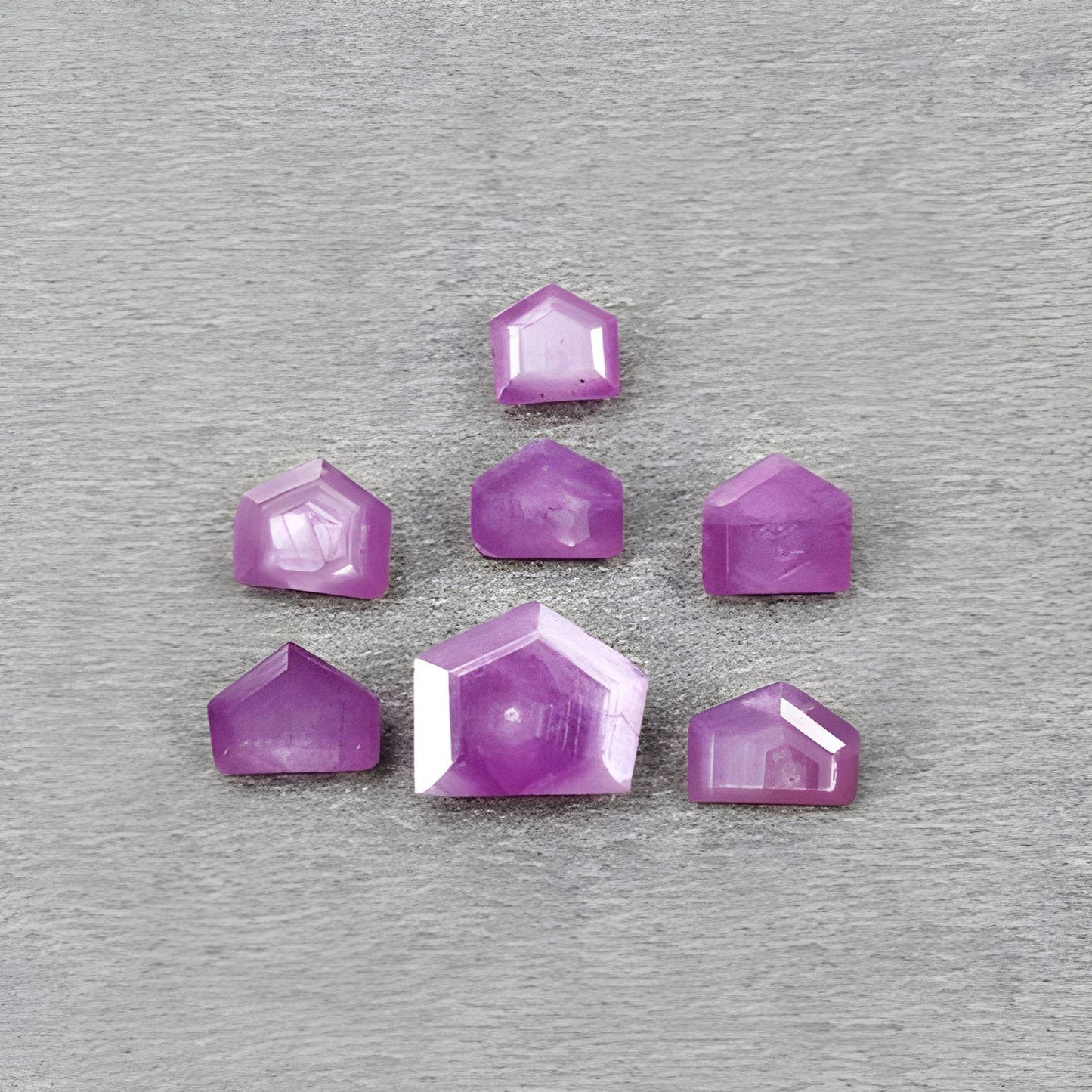 ルビーの不均一な形状のファセットカット