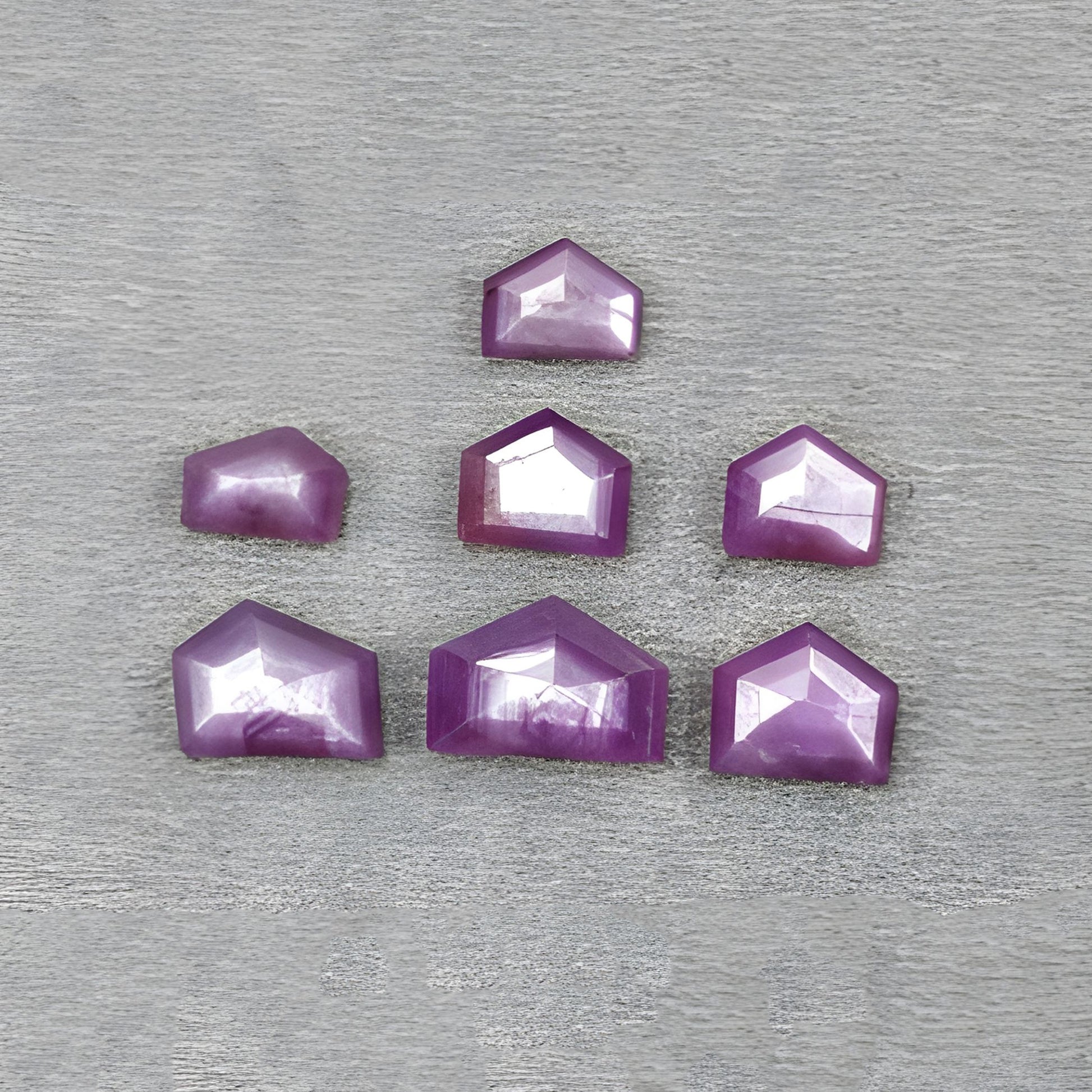 rubis de forme irrégulière taillé à facettes