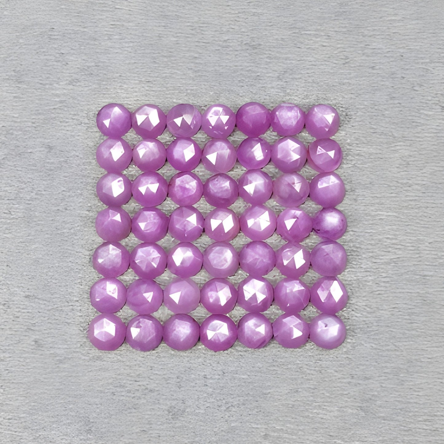 وردة مستديرة الشكل من توت العليق الياقوتي