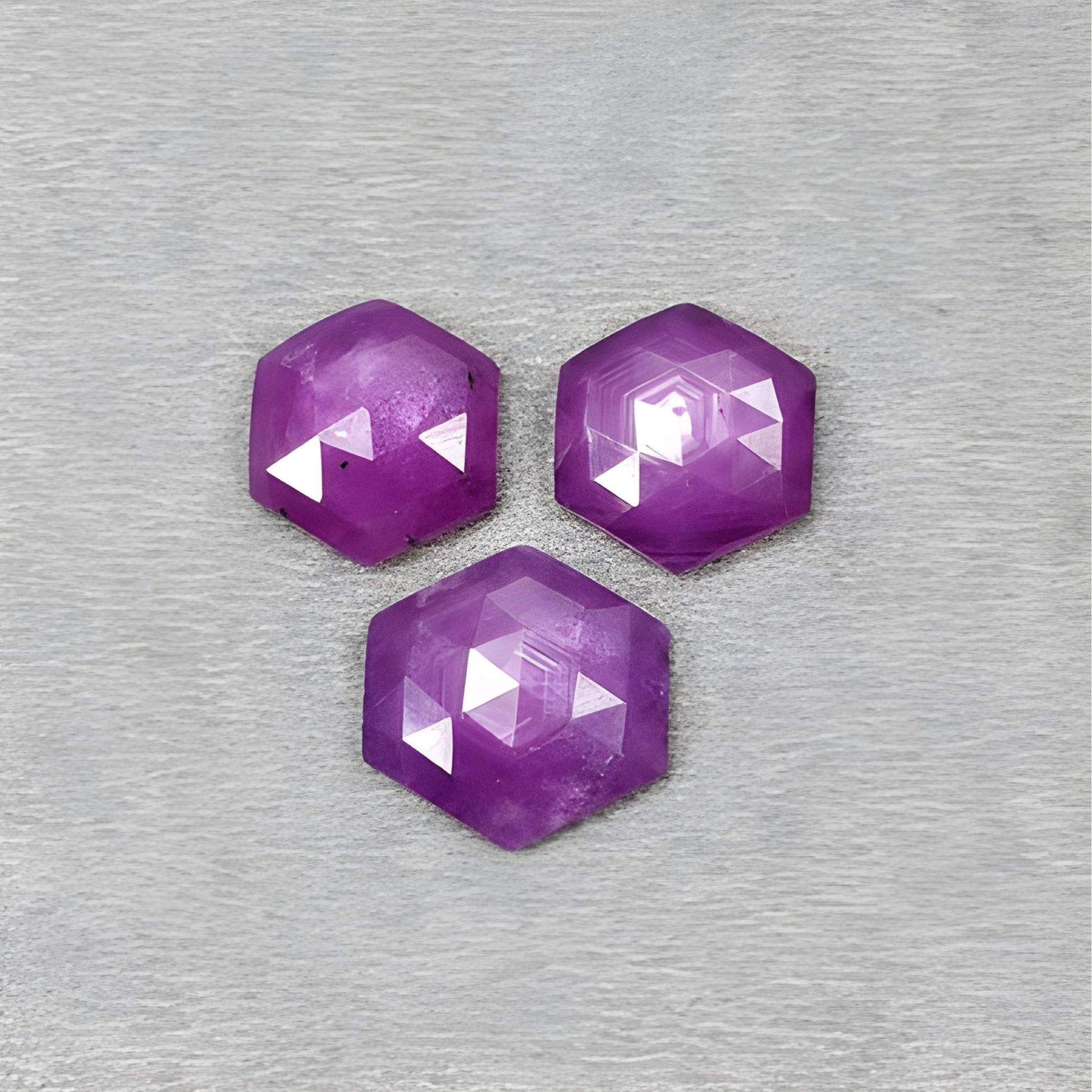 حجر ميلاد شهر يوليو