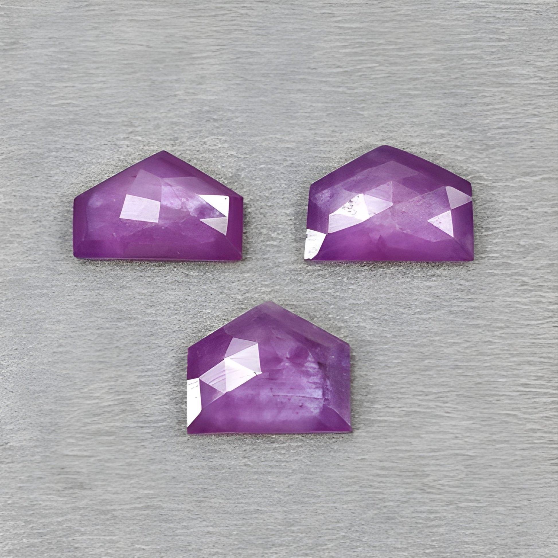 حجر الياقوت الكريم الطبيعي غير المعالج