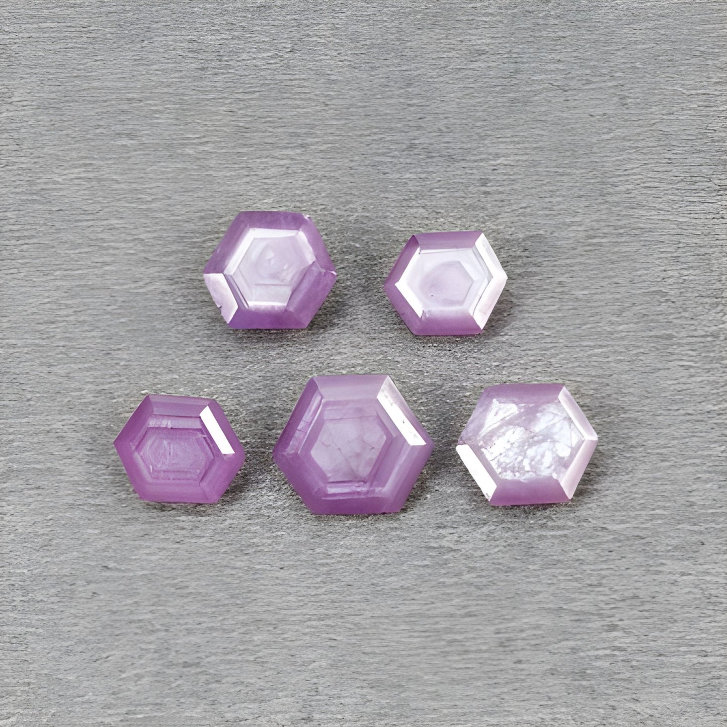 Himbeerfarbener Saphir, natürlicher, unbehandelter Edelstein