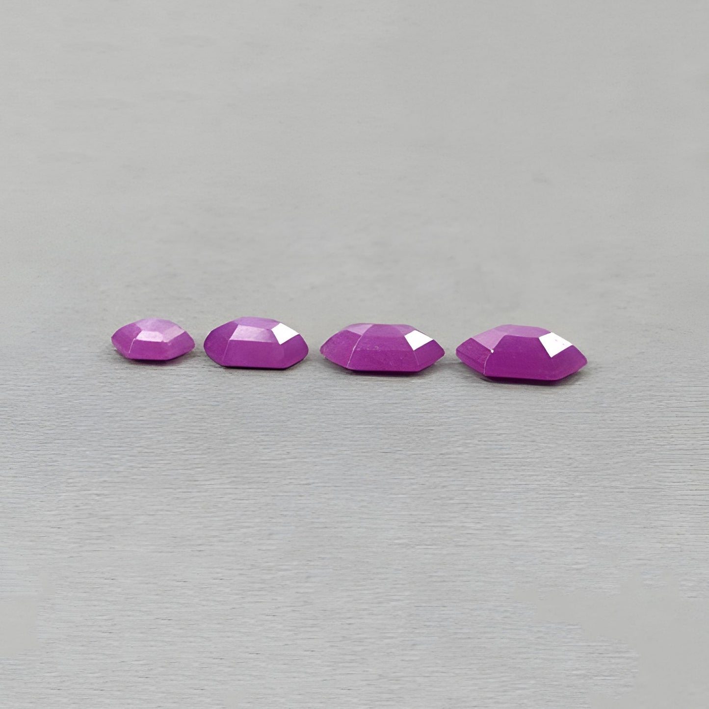 Taglio a gradini a forma esagonale color rubino lampone