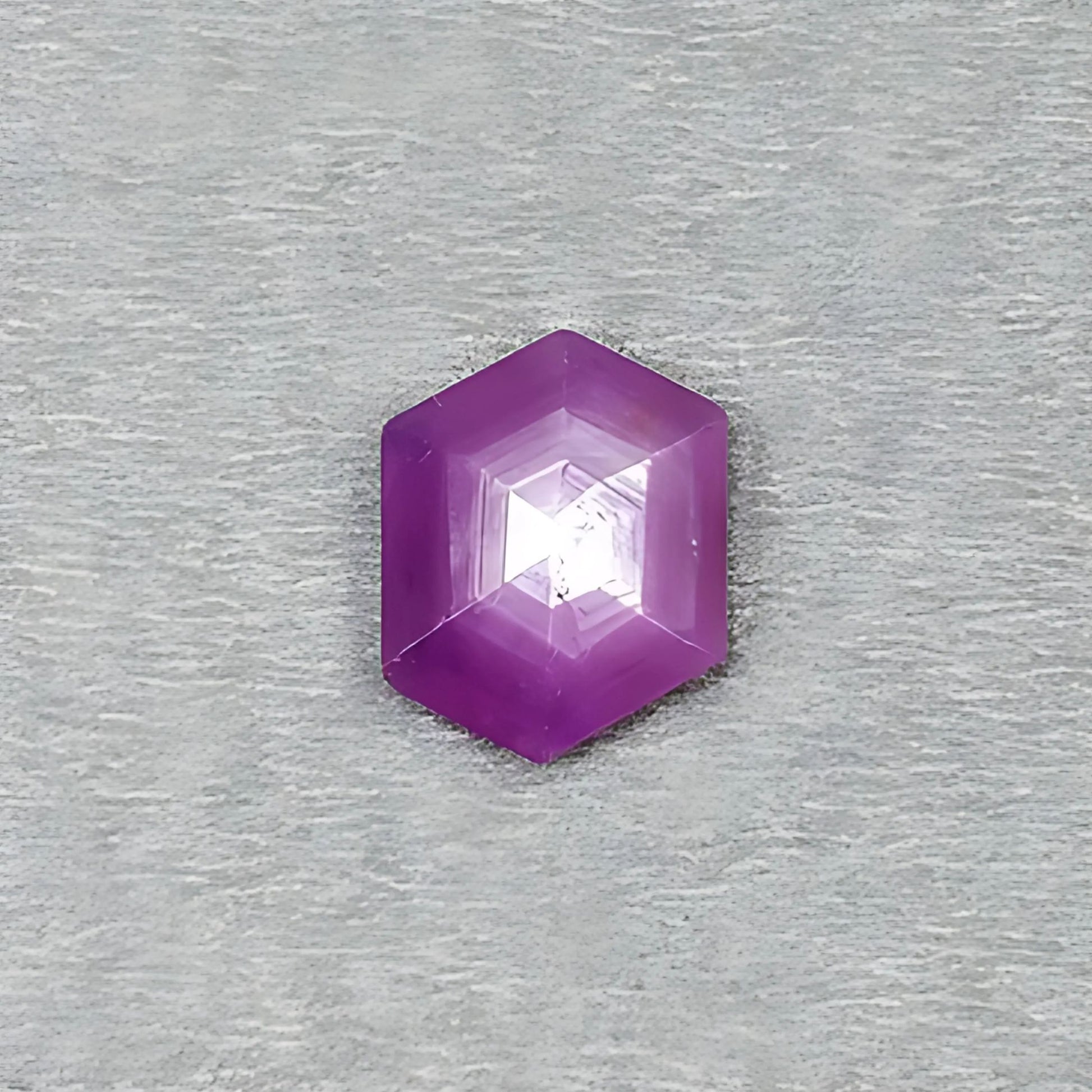 ラズベリールビー六角形ステップカット